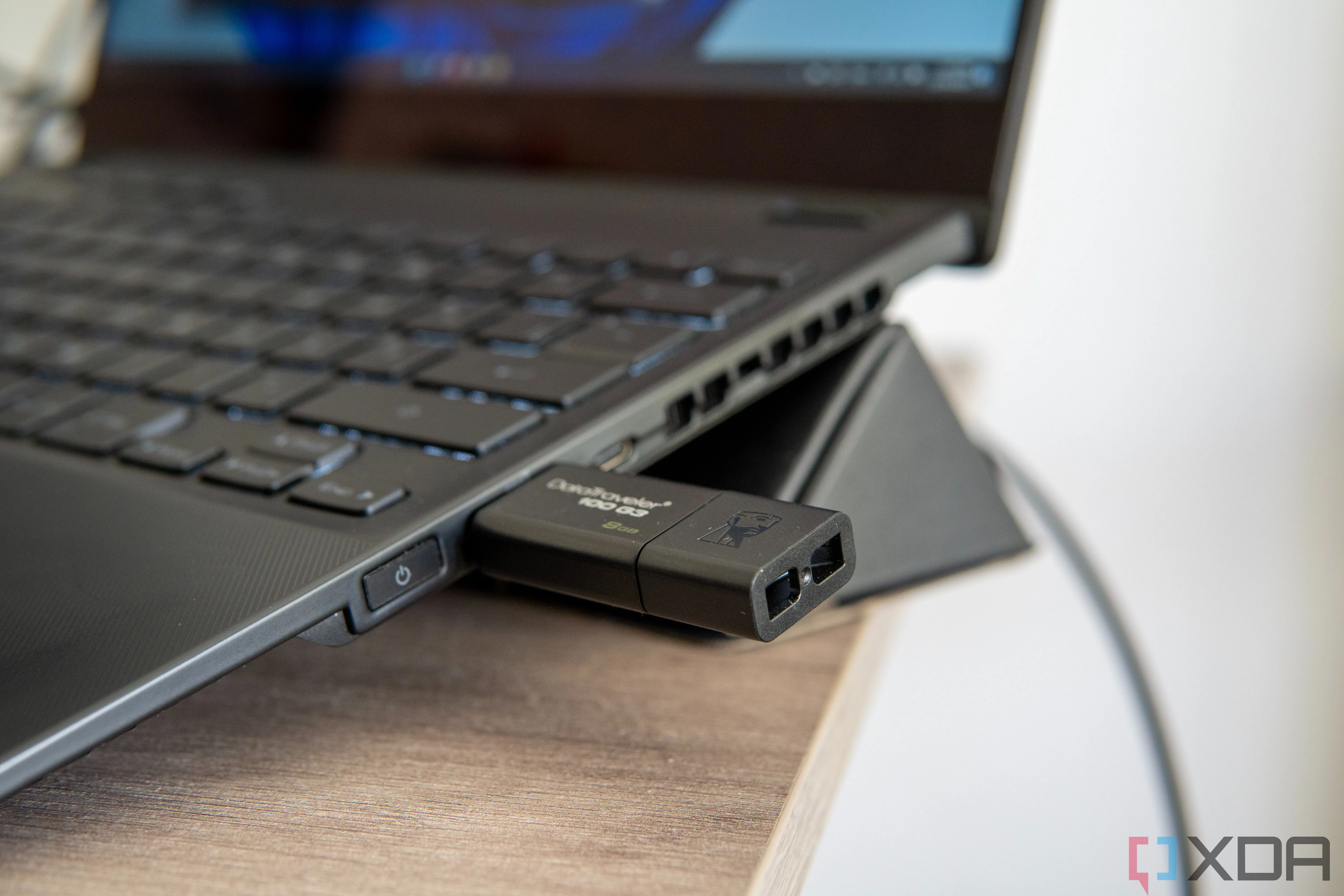 Cận cảnh một ổ đĩa USB cắm vào laptop chạy Windows 11, liên quan đến ứng dụng di động