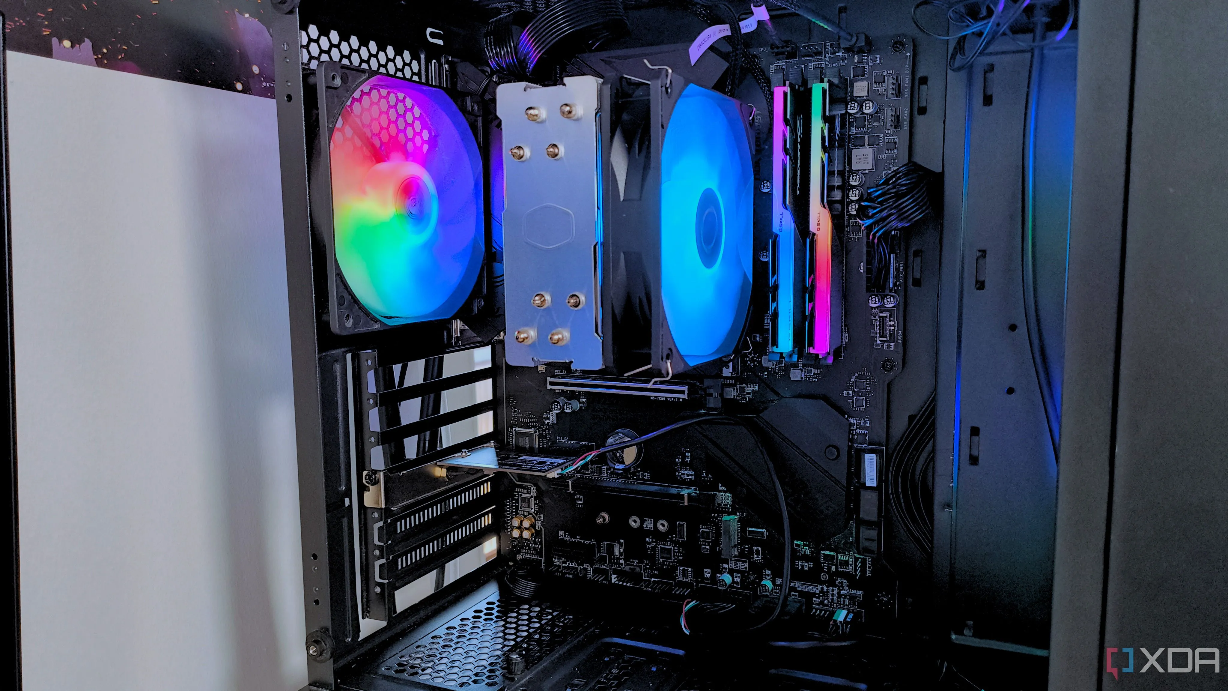 Cận cảnh nội thất của một PC gaming đen với quạt RGB cầu vồng