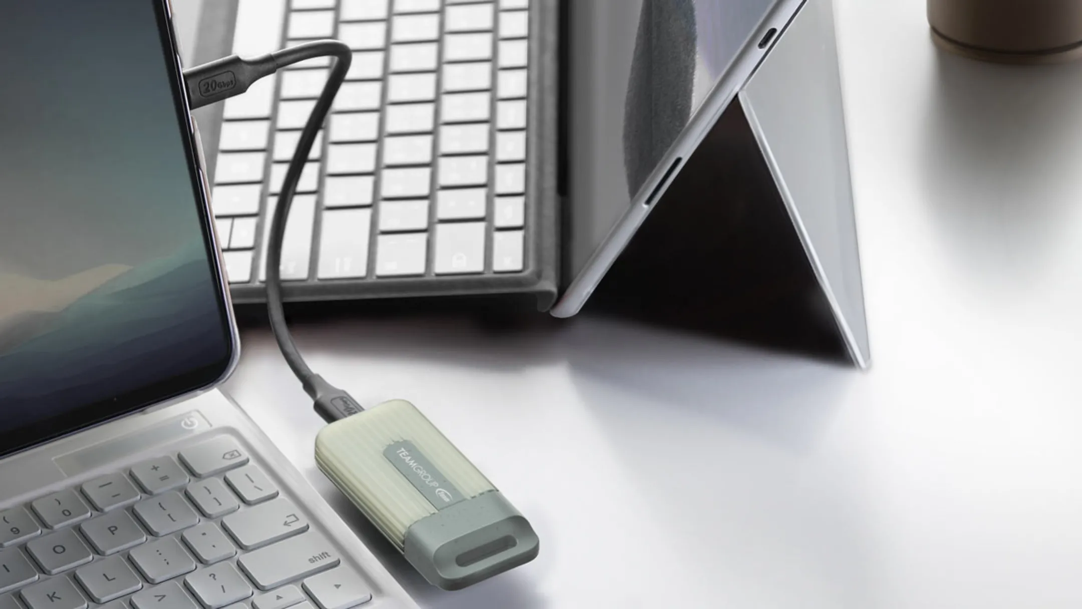 Cận cảnh ổ cứng SSD Team Group PD20 ECO 2TB màu đen, nhỏ gọn và bền bỉ