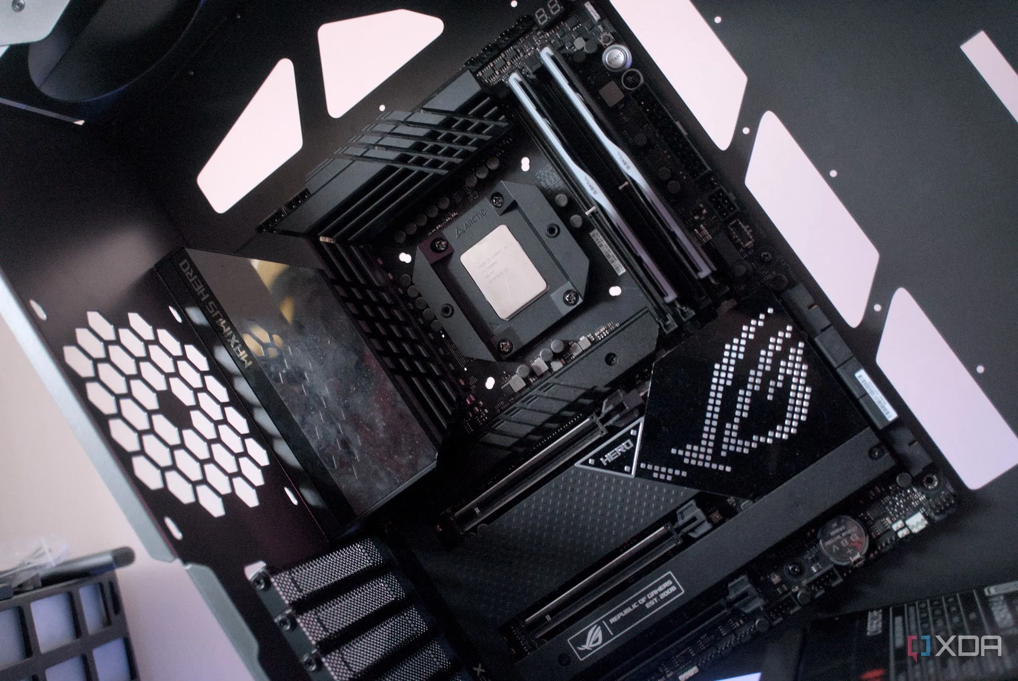 Cận cảnh quá trình lắp đặt bo mạch chủ vào trong vỏ case Vetroo K1 Pangolin, nhấn mạnh tầm quan trọng của việc lựa chọn mainboard phù hợp cho PC chơi game.