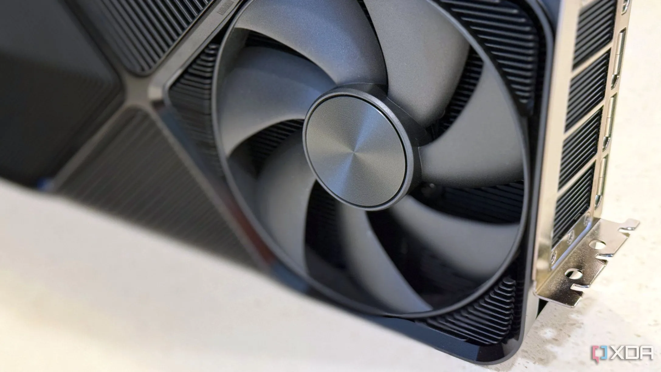 Cận cảnh quạt tản nhiệt card đồ họa Nvidia GeForce RTX 4080 Super FE, đại diện cho công nghệ tăng tốc game