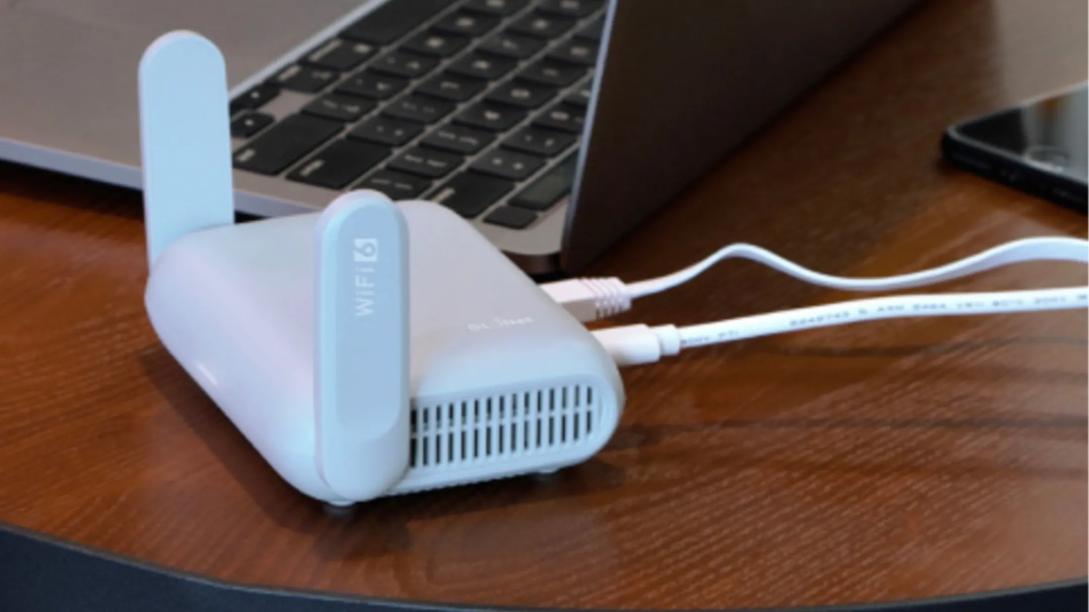 Cận cảnh router di động GL.iNet GL-MT3000 với các cổng kết nối và logo