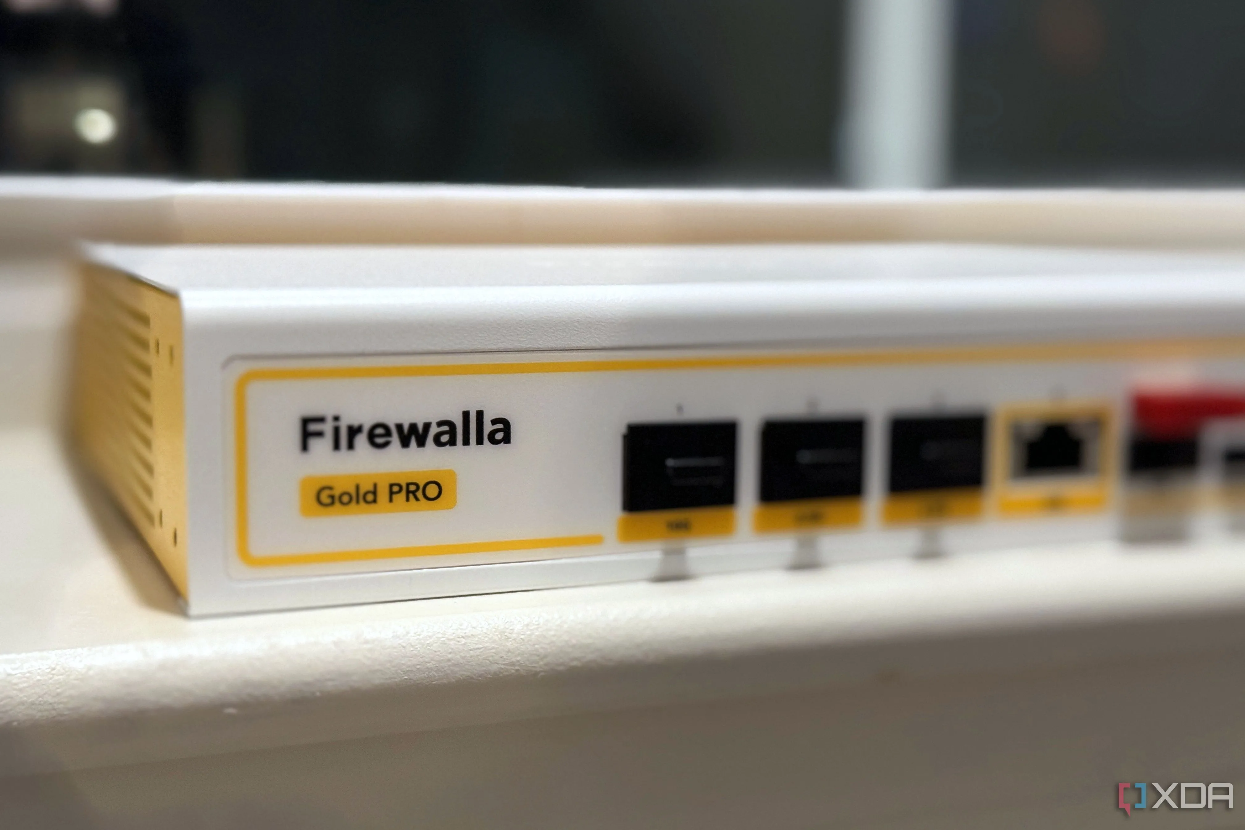 Cận cảnh thiết bị tường lửa Firewalla Gold Pro, minh họa giải pháp bảo mật phần cứng tùy chỉnh cho home lab