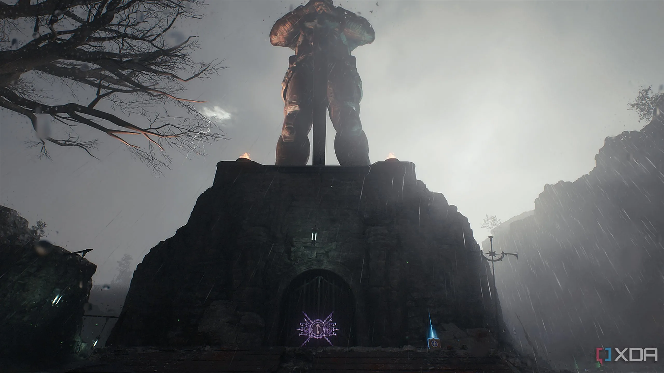 Cánh cổng khóa tím nằm dưới chân bức tượng Sentinel Knight khổng lồ