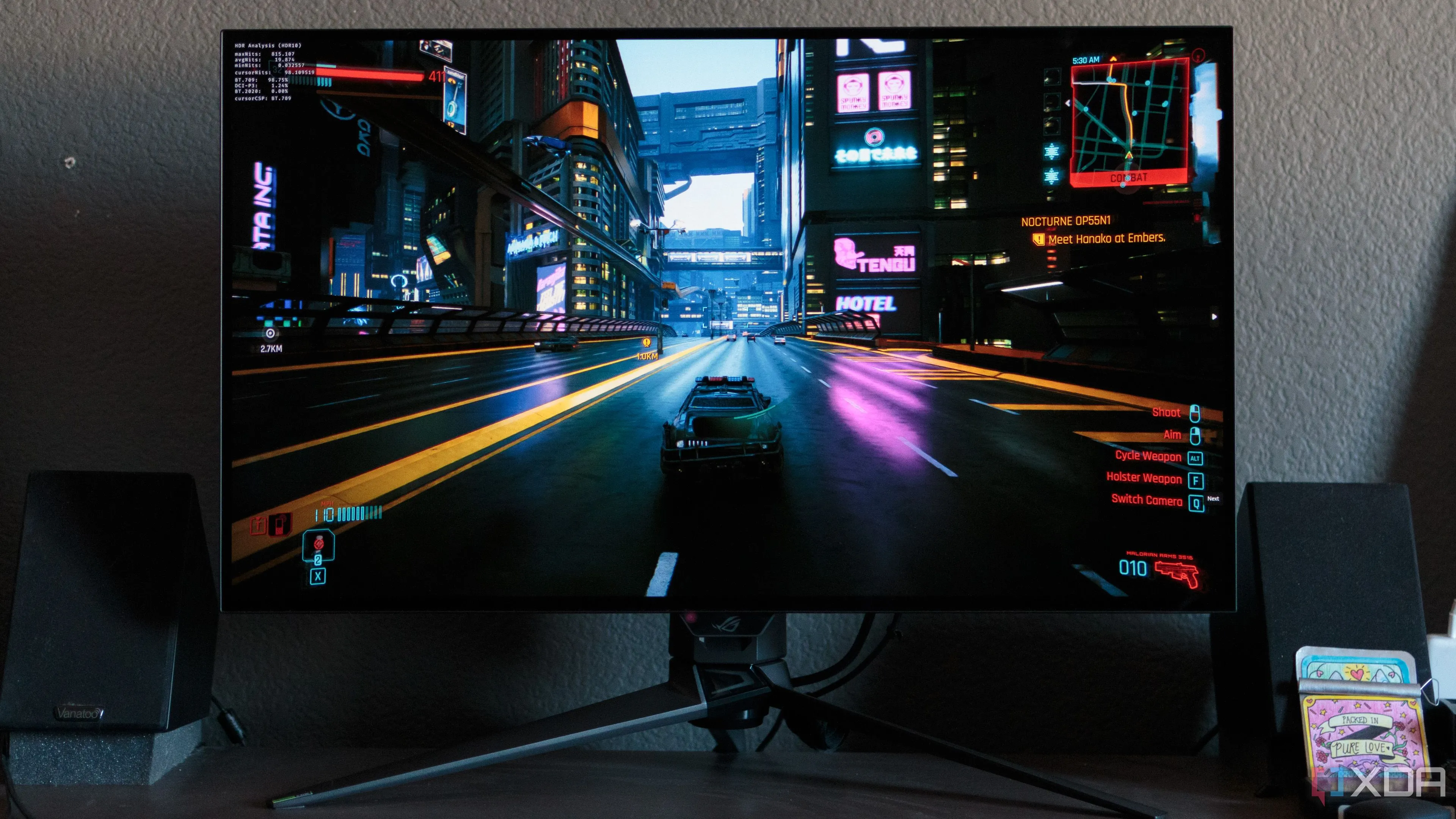Cảnh game đua xe trên màn hình ASUS ROG PG32UCDP, làm nổi bật chất lượng hiển thị của màn hình gaming cao cấp
