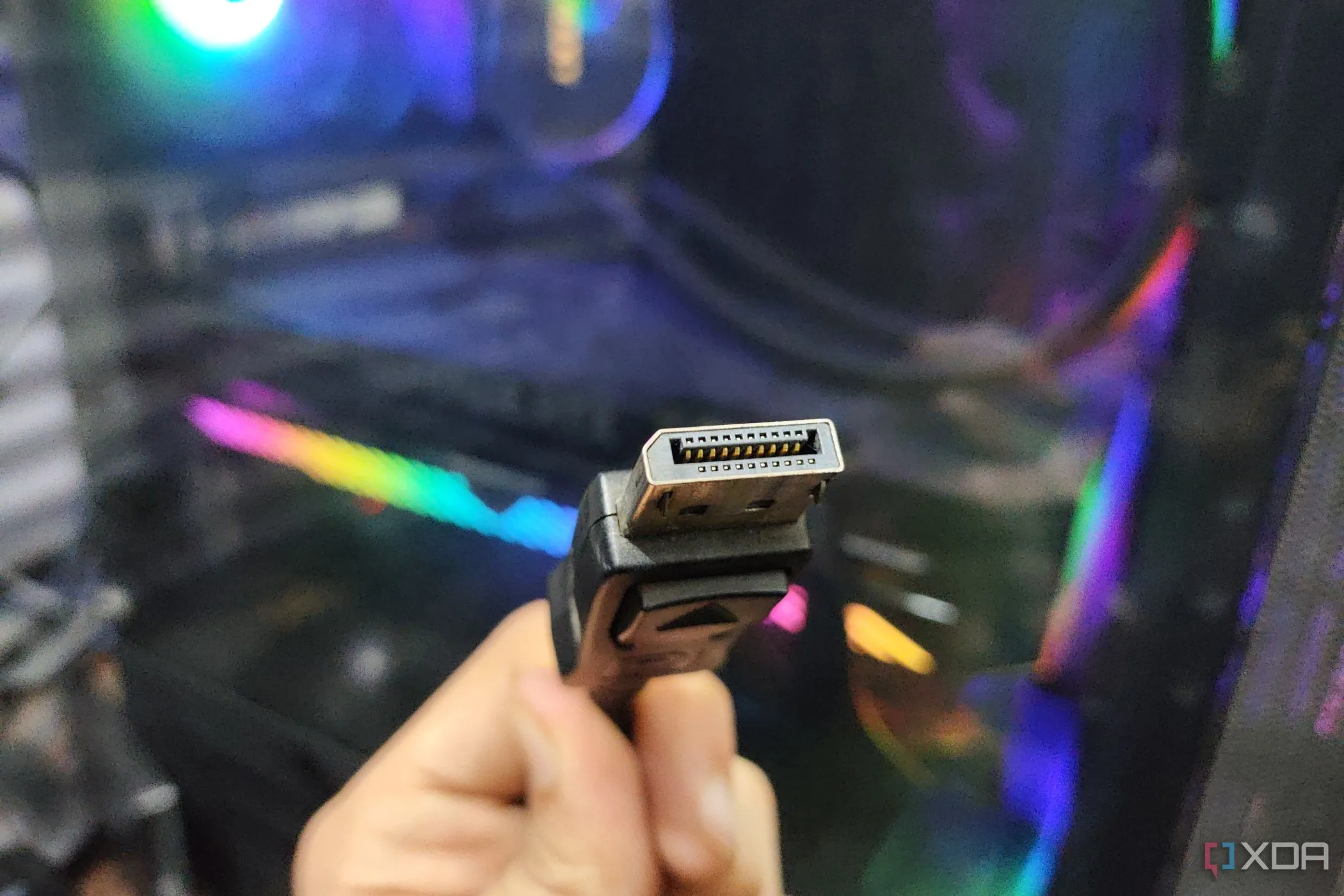 Cáp DisplayPort 2.1a kết nối với PC, thể hiện khả năng truyền tải tín hiệu 4K 240Hz chất lượng cao cho màn hình gaming thế hệ mới.