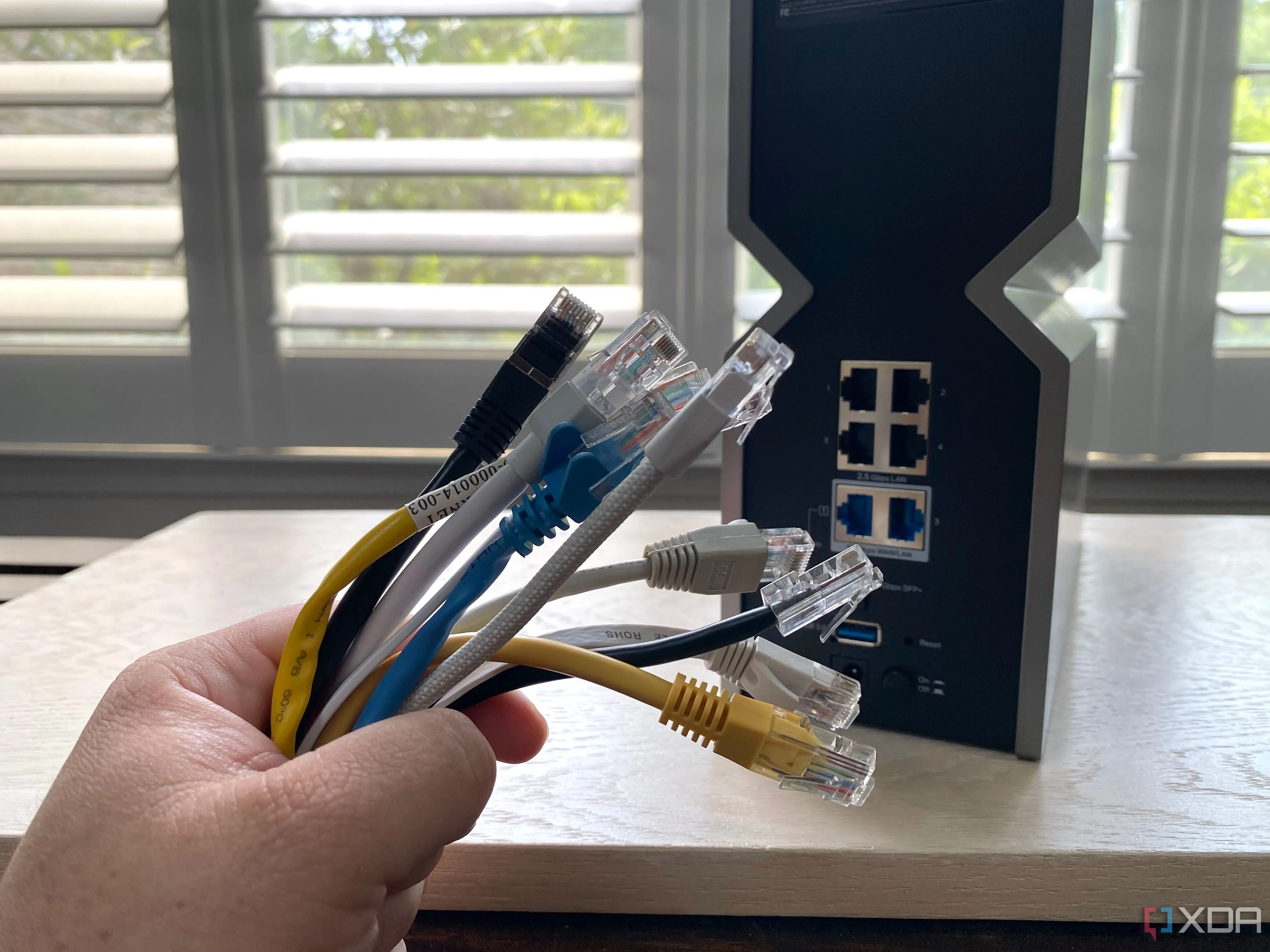 Cáp Ethernet và router, tượng trưng cho việc kết nối đa dạng và Link Aggregation trên NAS.
