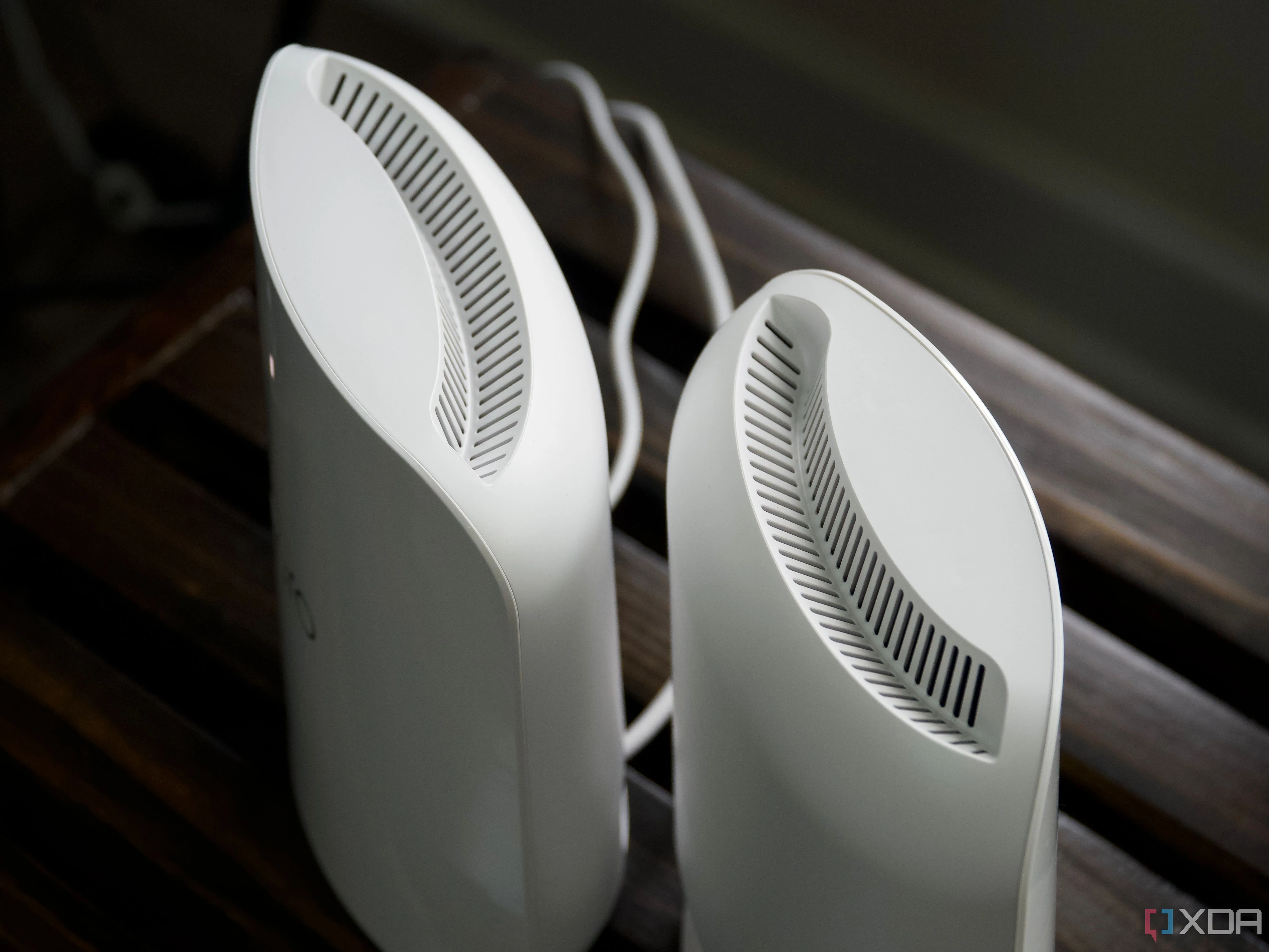 Cặp thiết bị Eero Max 7 (Wi-Fi 7) màu trắng đặt cạnh nhau, biểu tượng cho giải pháp mạng mesh hiệu năng cao