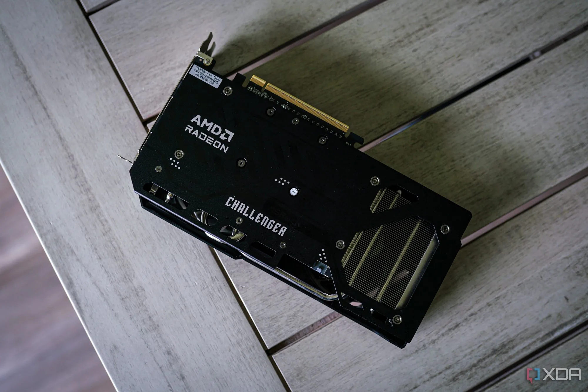 Card đồ họa AMD Radeon dòng RX với thiết kế tản nhiệt độc đáo