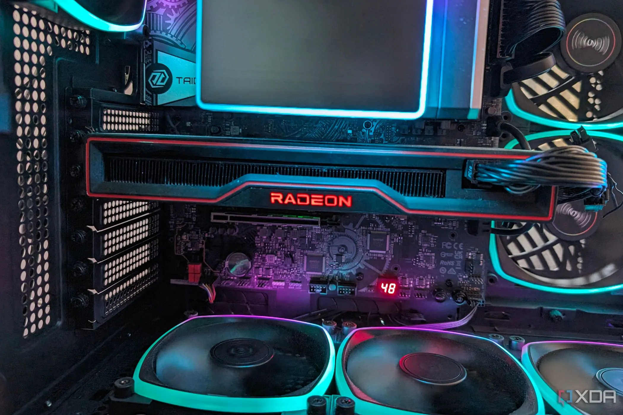 Card đồ họa AMD Radeon RX 6800 được lắp trong case máy tính với đèn RGB, đại diện cho lựa chọn GPU từ Team Đỏ