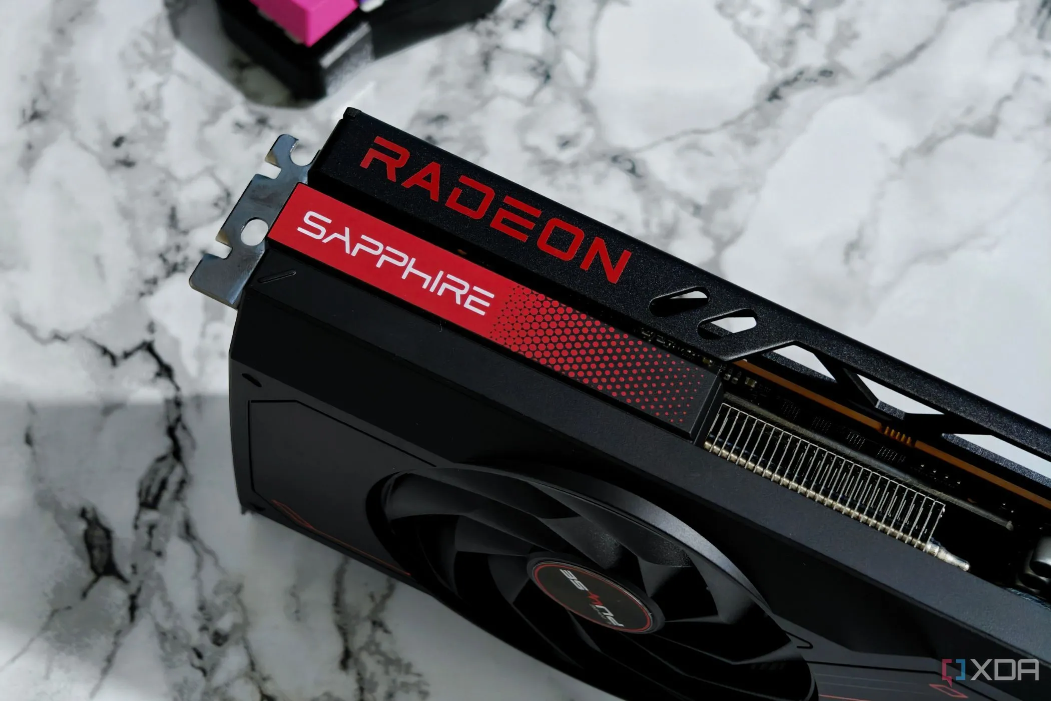 Card đồ họa AMD Radeon RX 7700 XT, đại diện cho phân khúc tầm trung của AMD