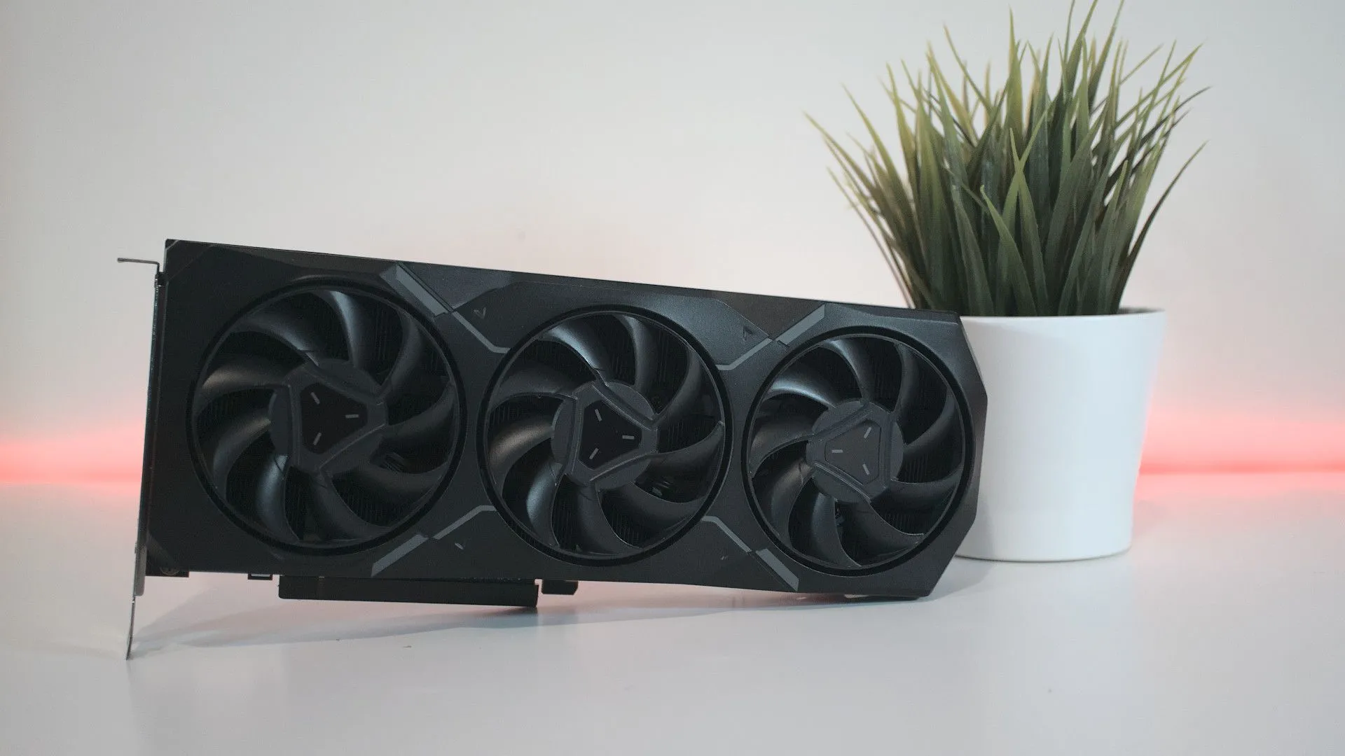 Card đồ họa AMD Radeon RX 7900 XT, biểu tượng cho việc tối ưu hiệu suất mà không cần ép xung phức tạp