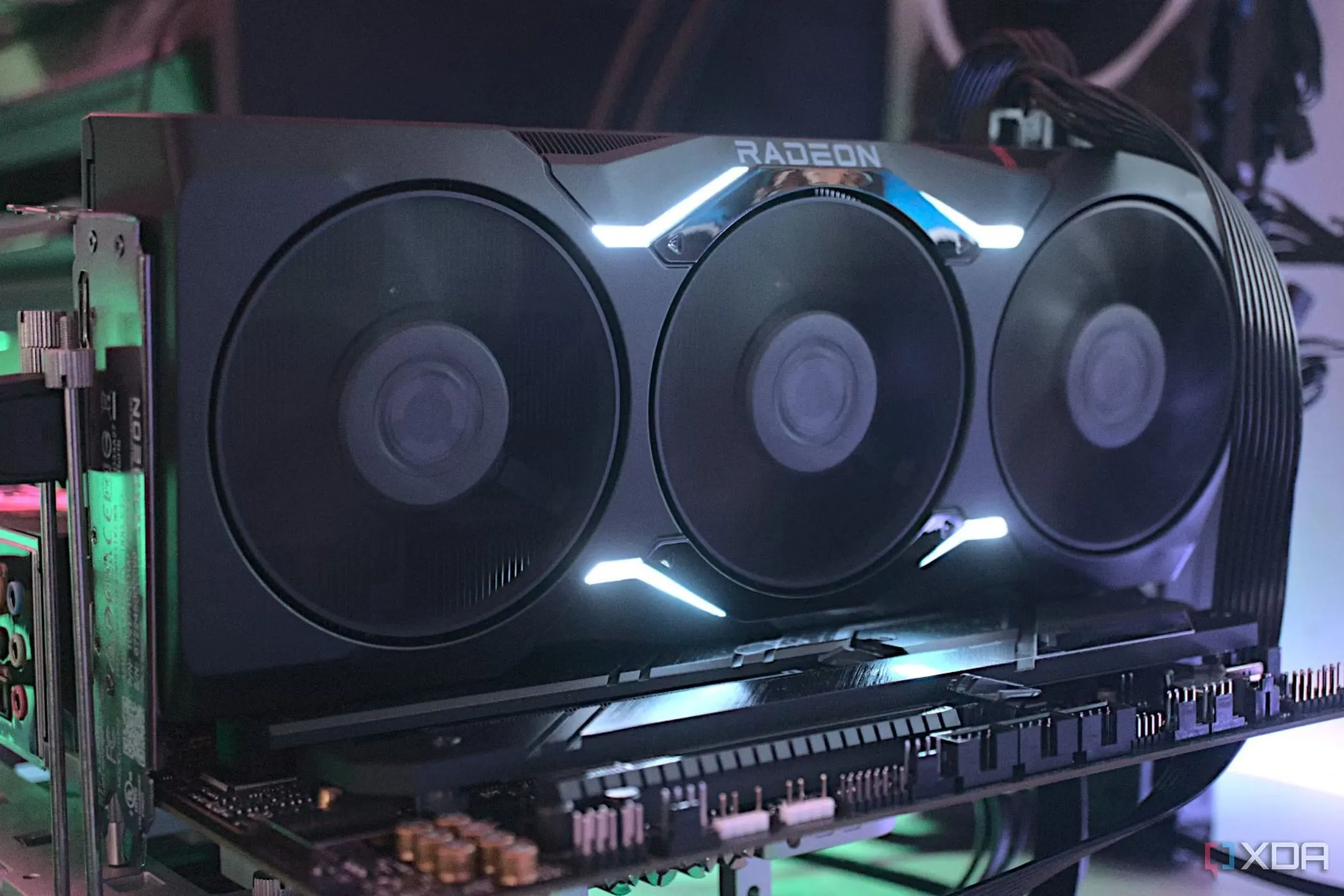 Card đồ họa AMD Radeon RX 7900 XTX, cần kiểm tra kỹ lưỡng trước khi mua cũ để đảm bảo hiệu năng.