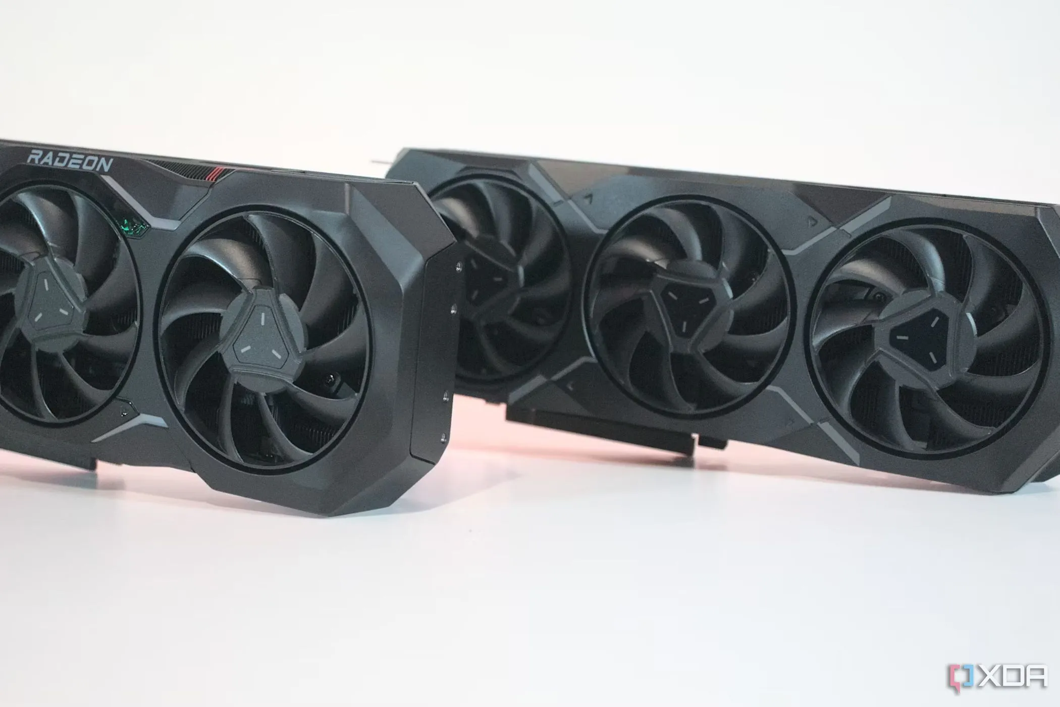 Card đồ họa AMD Radeon RX 7900 XTX, đại diện cho những cải tiến về Ray Tracing và AI của RDNA 4