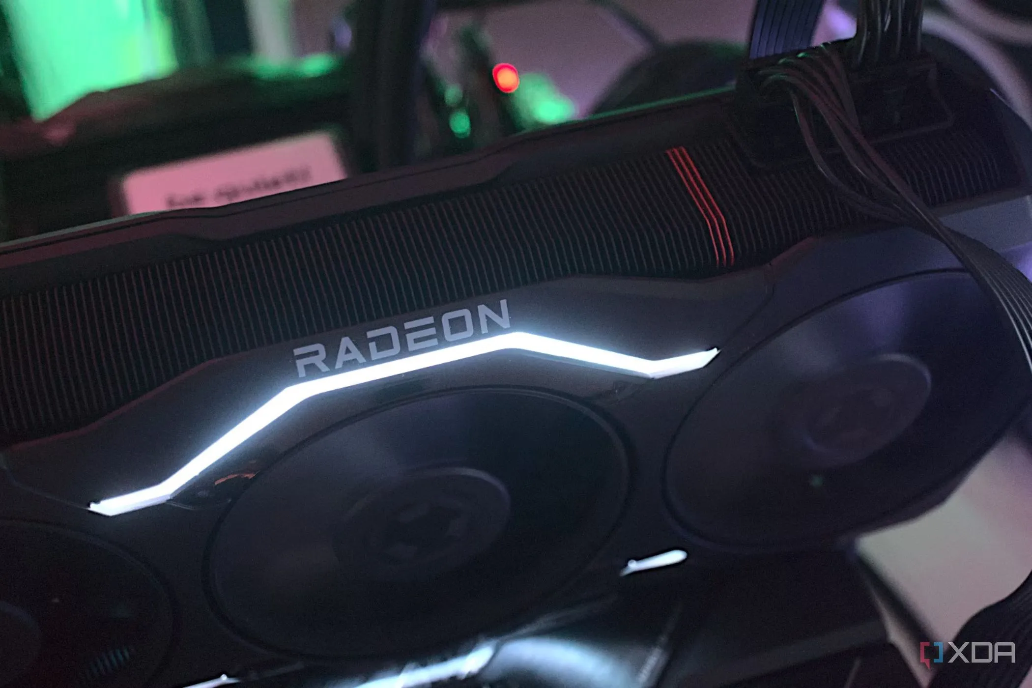 Card đồ họa AMD Radeon RX 7900 XTX đang hoạt động bên trong một hệ thống PC gaming