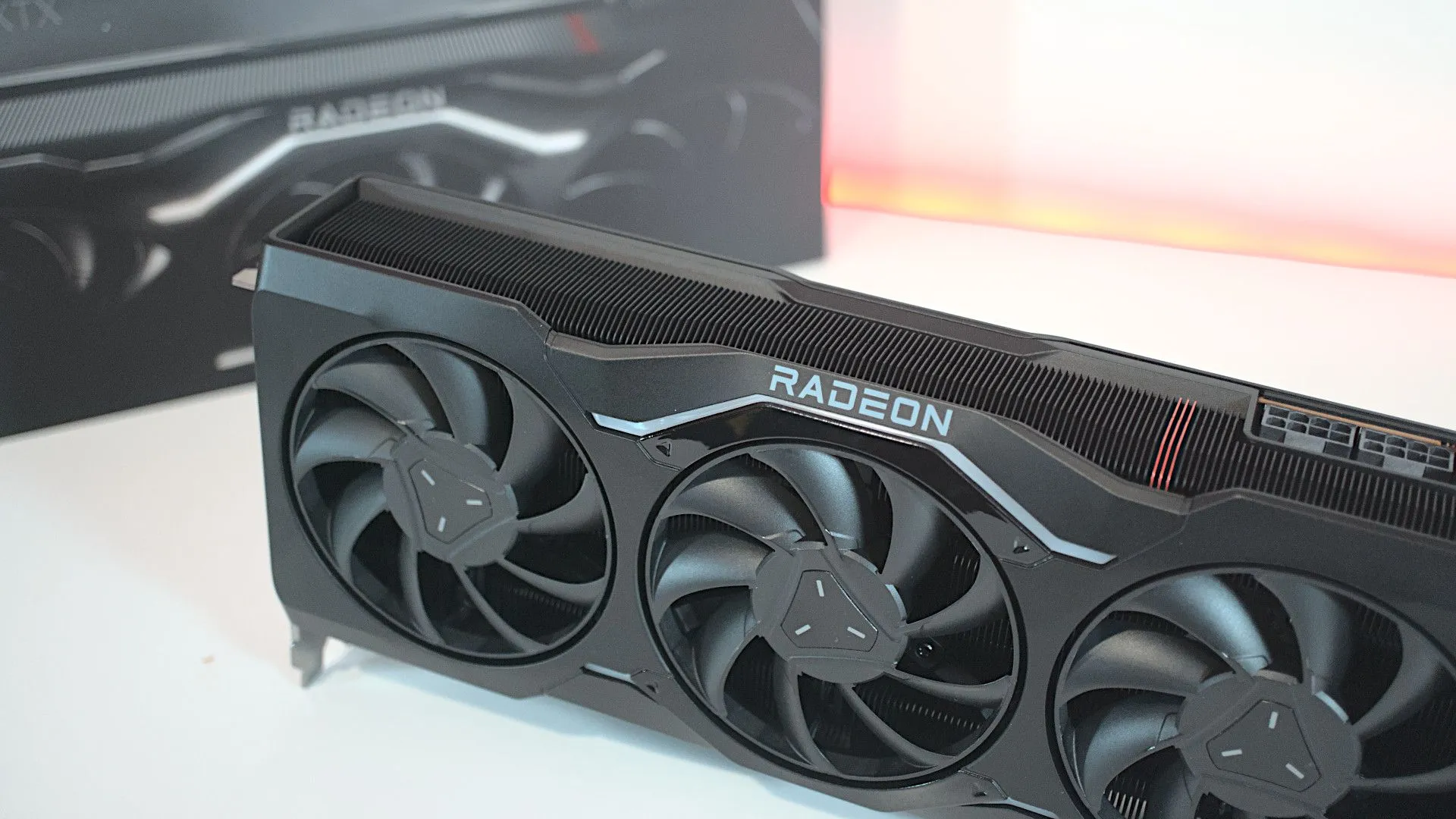 Card đồ họa AMD Radeon RX 7900 XTX phiên bản tham chiếu, minh họa cho dòng GPU cao cấp trước đó