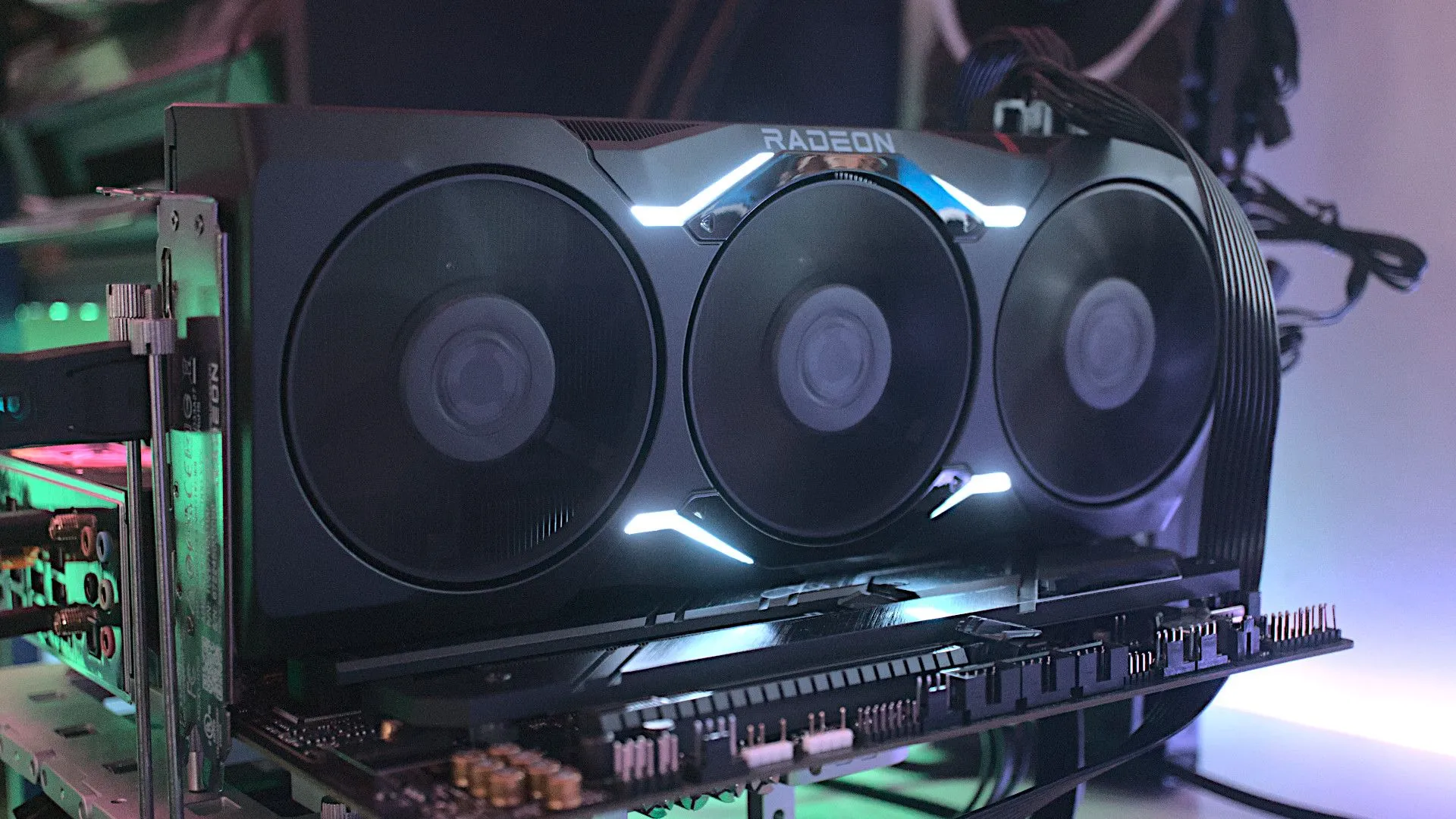 Card đồ họa AMD Radeon RX 7900 XTX reference mạnh mẽ
