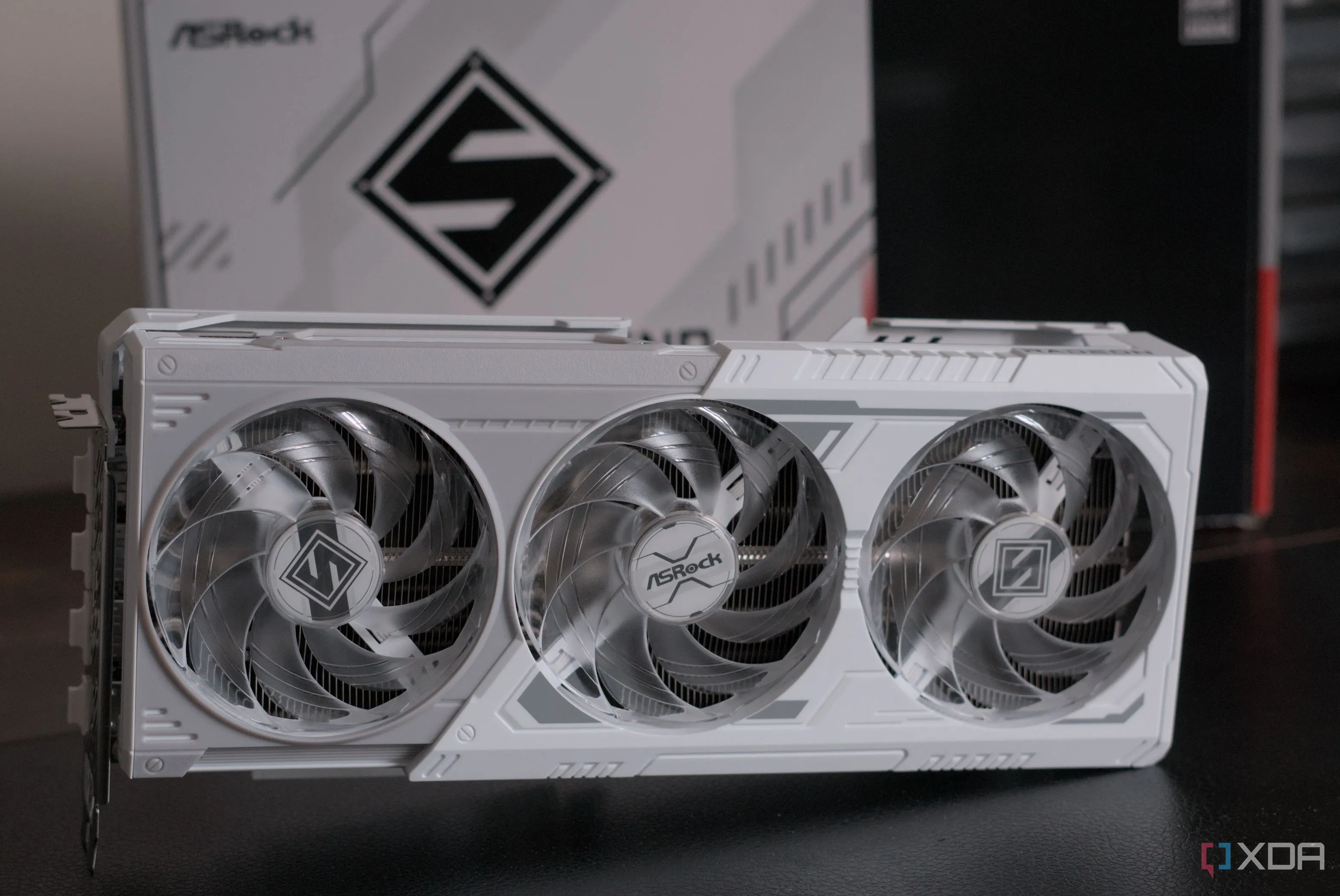 Card đồ họa AMD Radeon RX 9070 Steel Legend, đối thủ cạnh tranh của Nvidia RTX 5070 trên thị trường GPU.