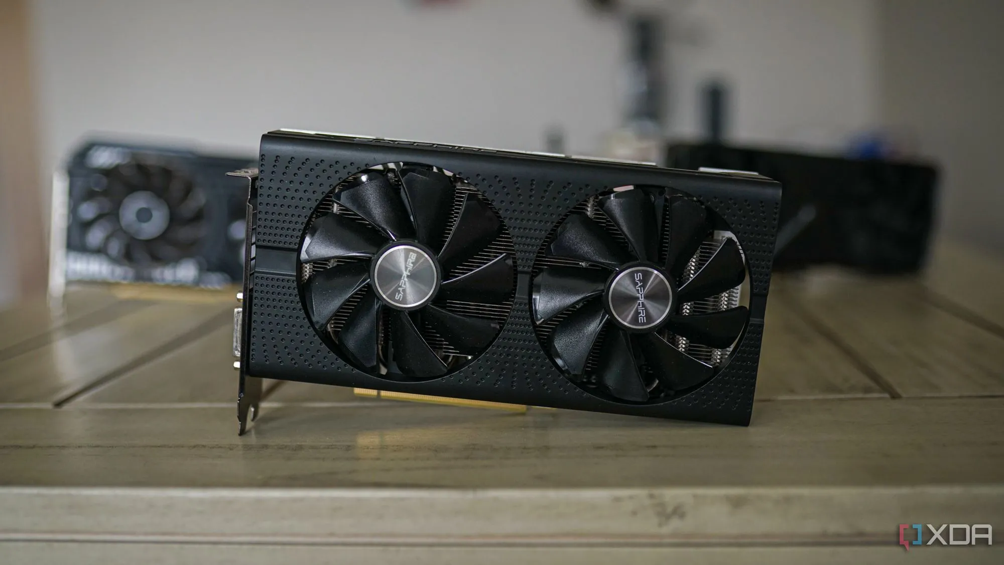 Card đồ họa AMD RX 580 nằm giữa các card đồ họa khác