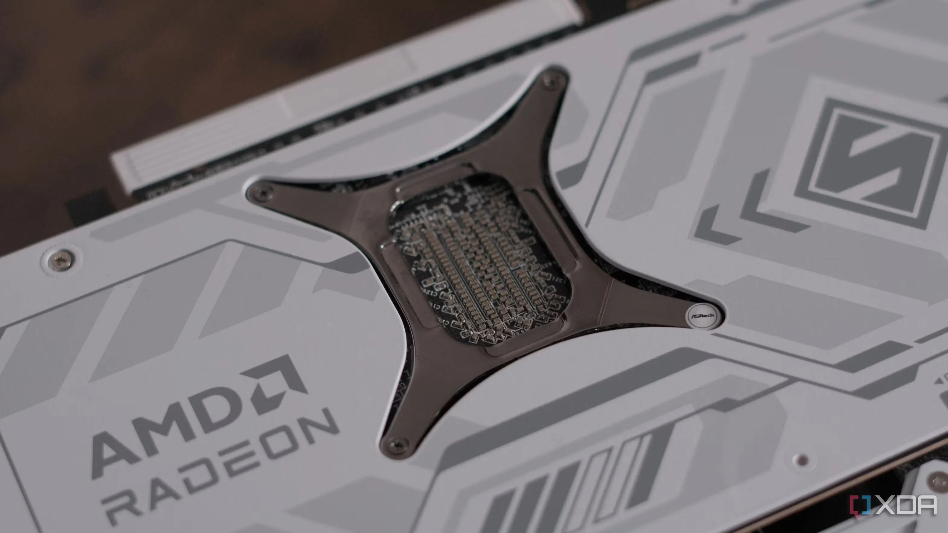 Card đồ họa ASRock Radeon RX 9070 Steel Legend, minh họa các cải tiến công nghệ Ray Tracing của AMD.
