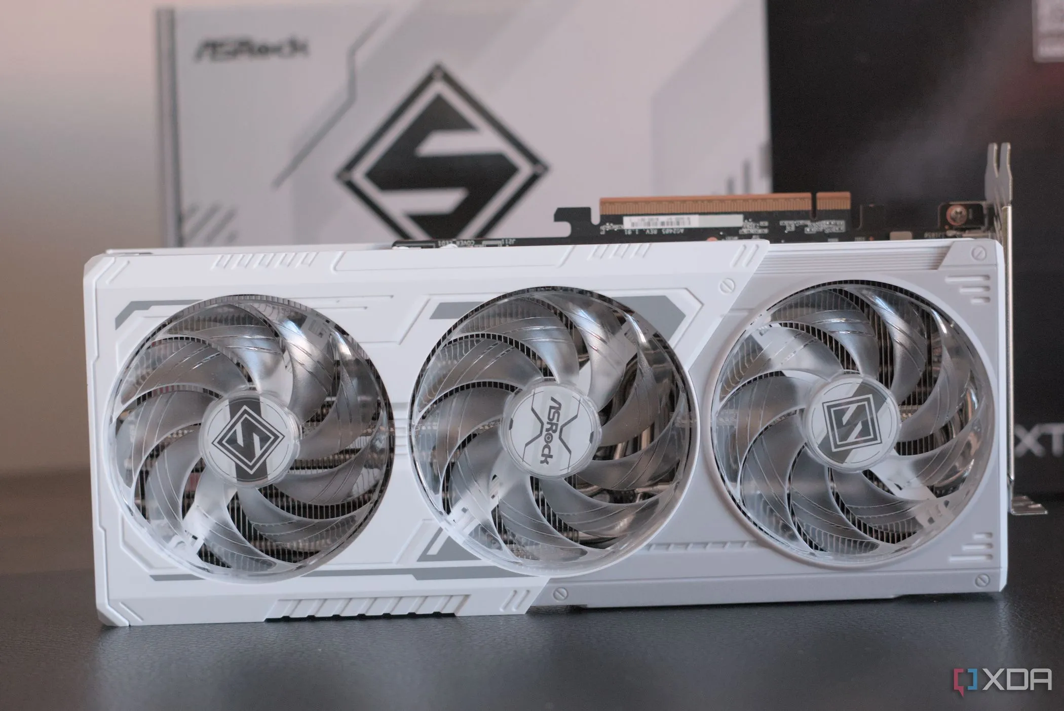 Card đồ họa ASRock Radeon RX 9070 XT Steel Legend mạnh mẽ