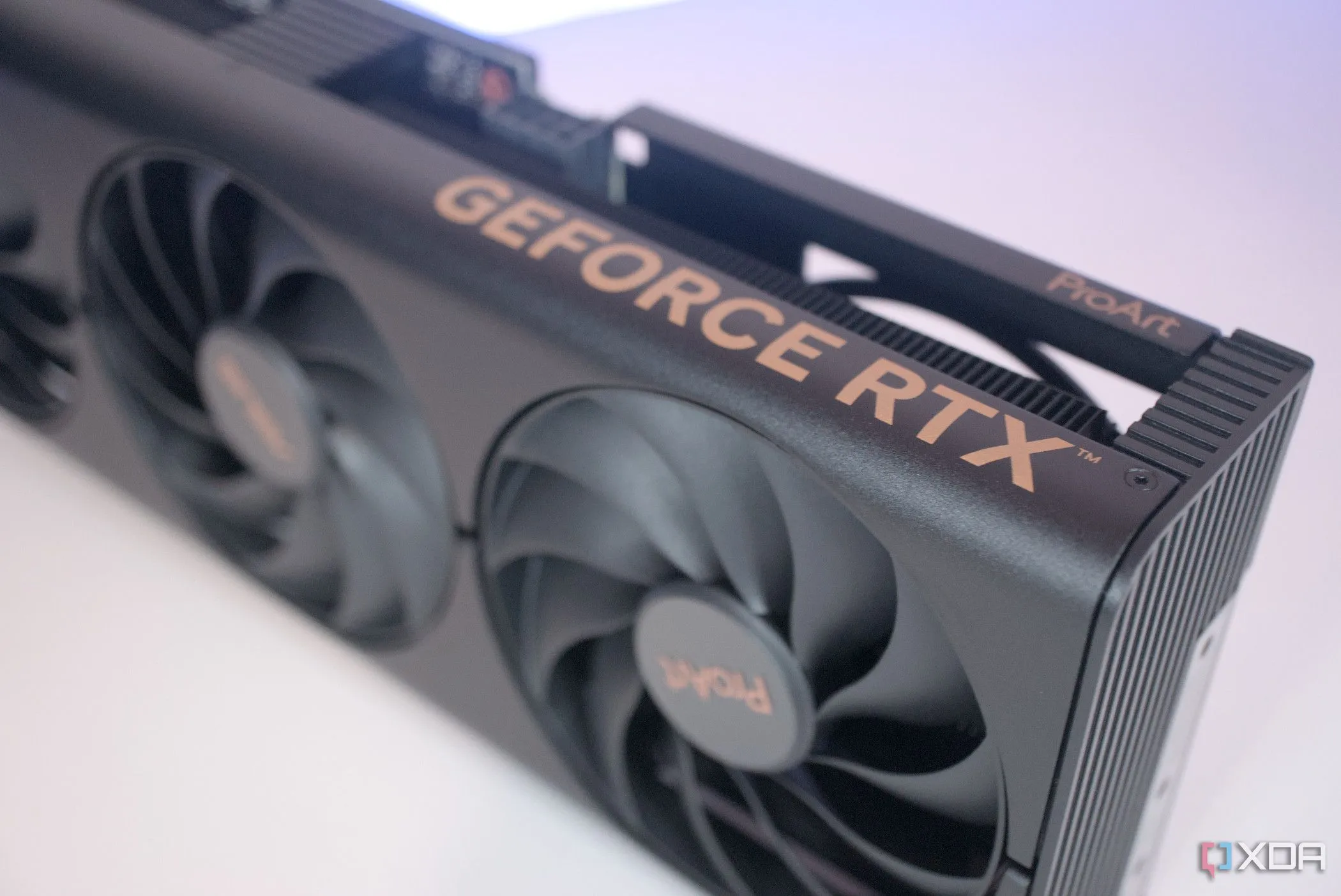 Card đồ họa Asus ProArt GeForce RTX 4060 Ti với thiết kế tinh tế, biểu tượng cho sức mạnh nhưng cũng tiềm ẩn rắc rối driver Nvidia.