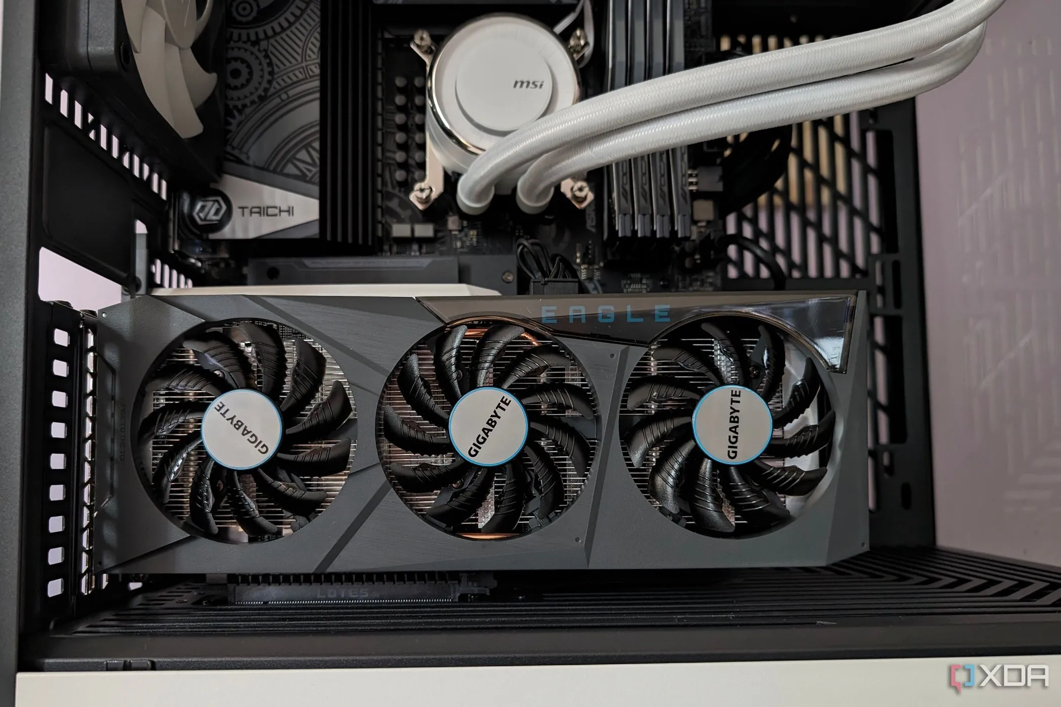 Card đồ họa Gigabyte RX 6600, một mẫu GPU tầm trung phổ biến trên thị trường cũ.