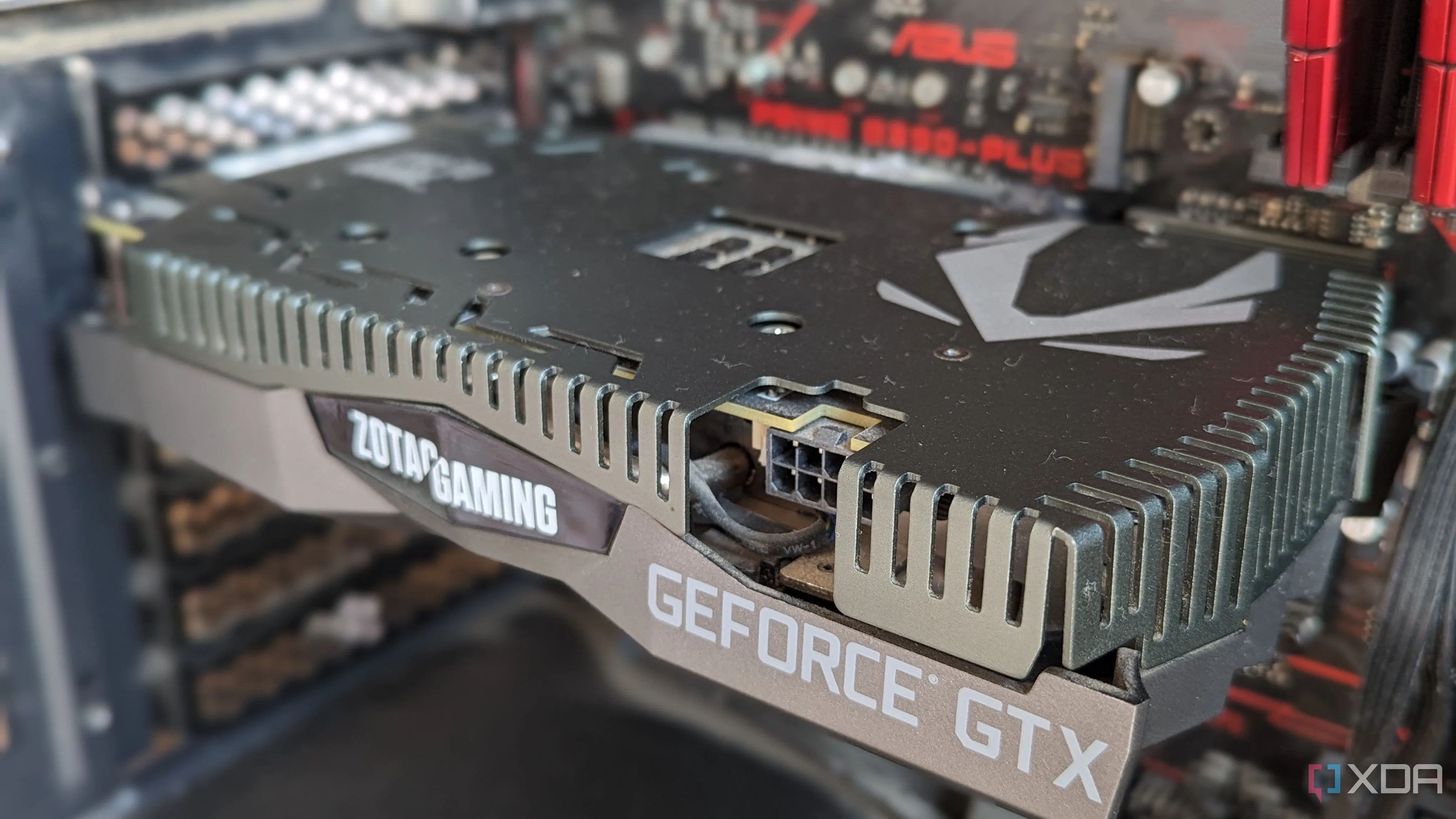 Card đồ họa GTX 1660 Ti đang hoạt động trong một cấu hình máy tính chơi game