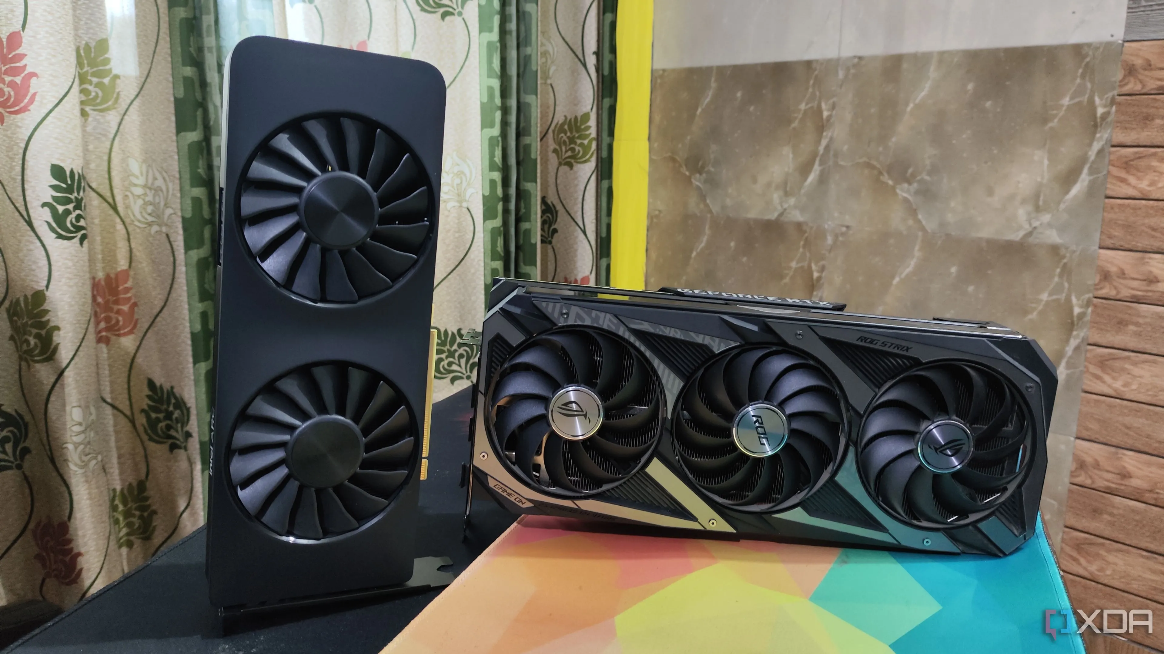 Card đồ họa Intel Arc A750 đặt cạnh ASUS ROG Strix RTX 3080 Ti, minh họa sự so sánh giữa hai đối thủ