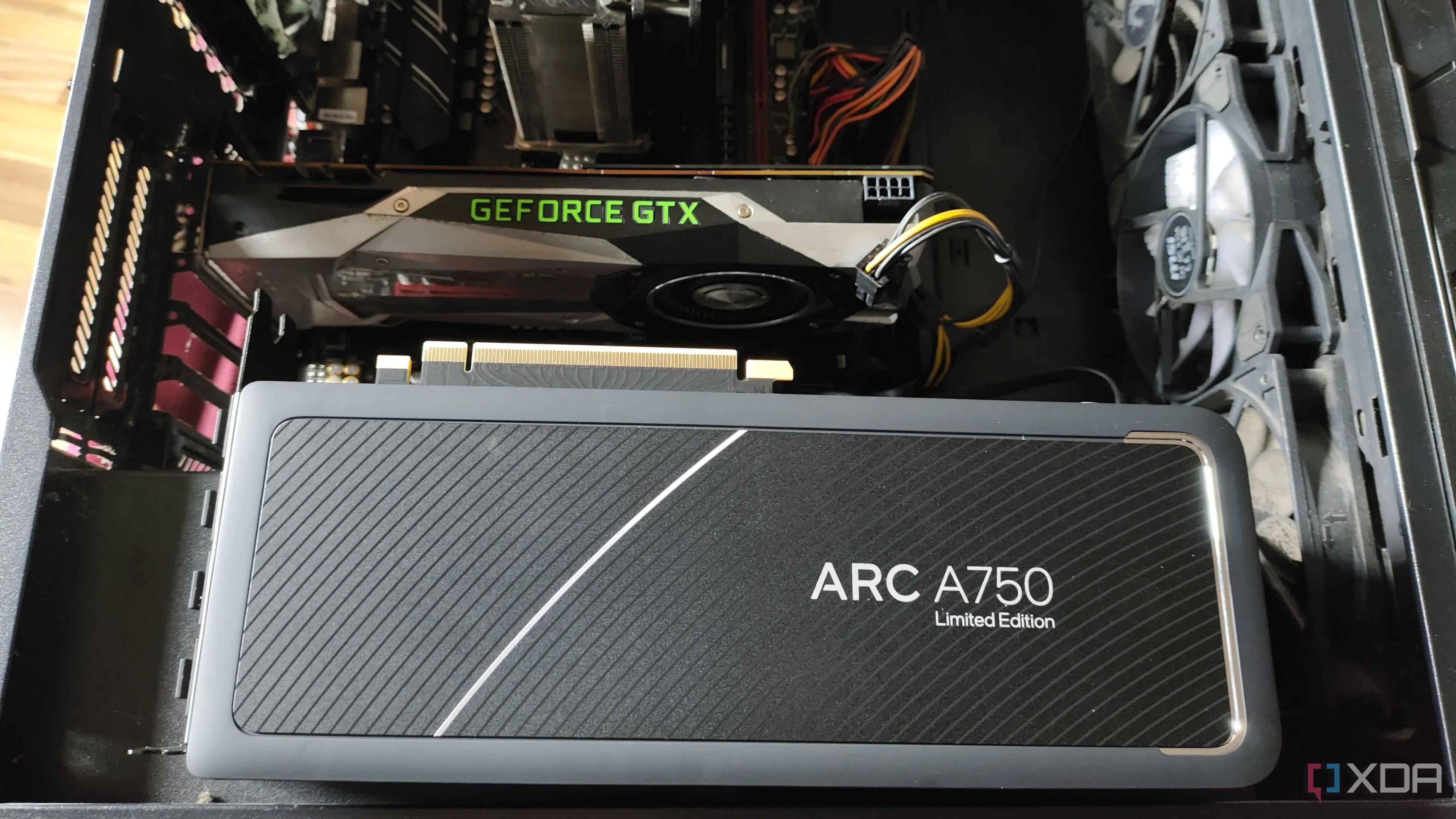 Card đồ họa Intel Arc A750 đặt cạnh một thùng máy chứa GTX 1080, biểu tượng của sự thay thế và nâng cấp GPU