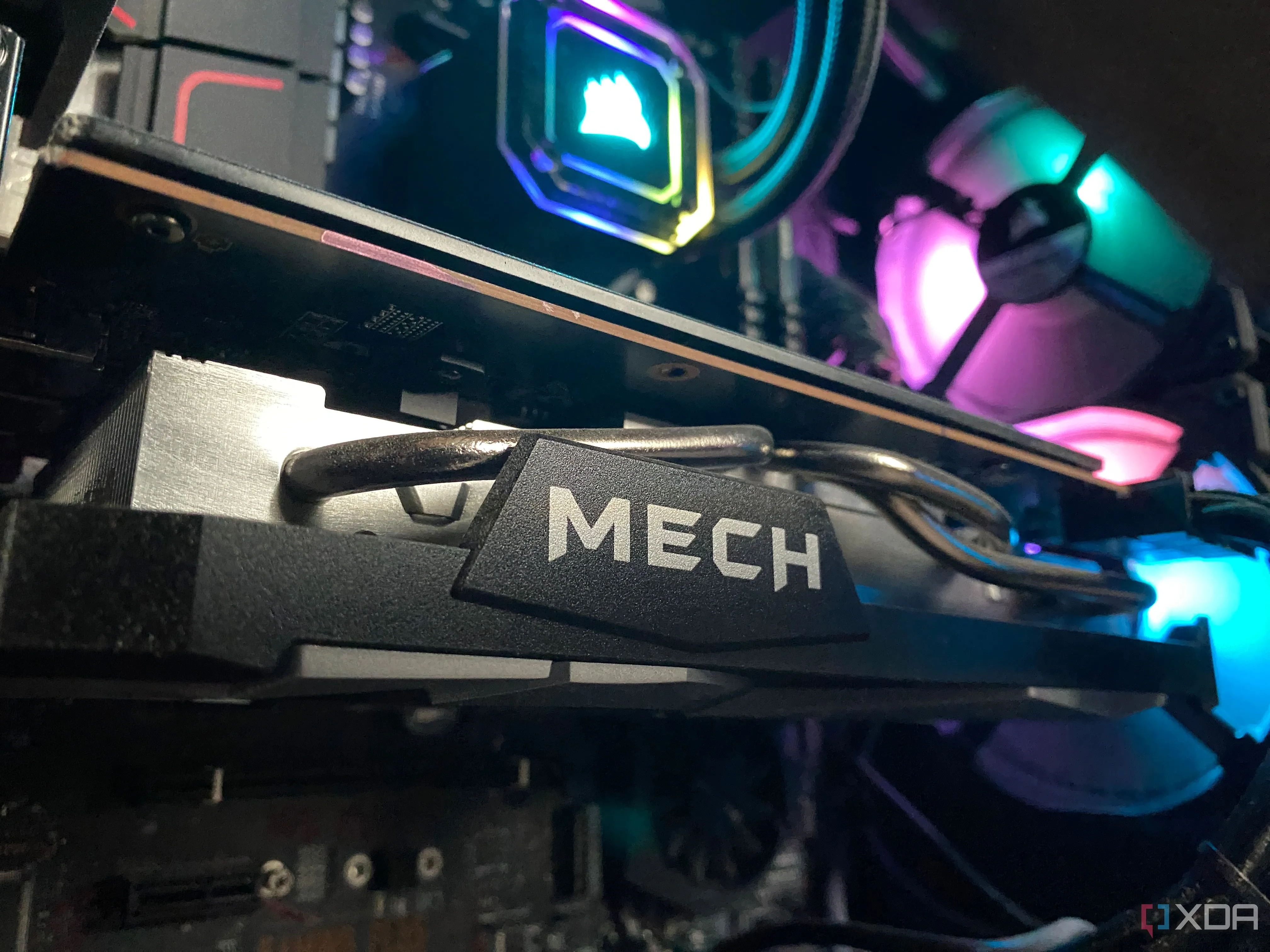 Card đồ họa MSI AMD với tản nhiệt nước và quạt RGB, tượng trưng cho nhu cầu cao của người dùng đối với các linh kiện PC hiệu năng.
