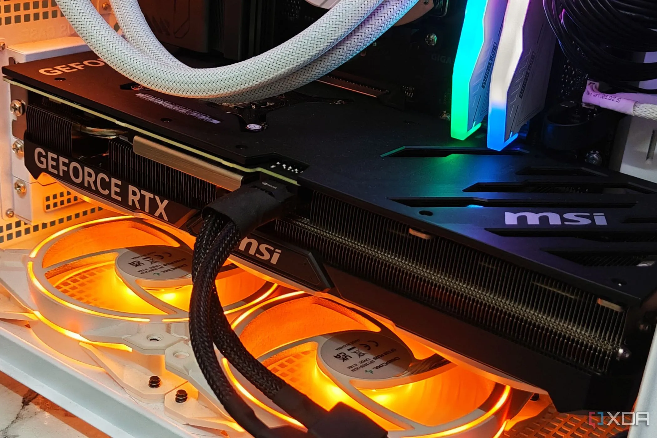 Card đồ họa MSI GeForce RTX 4070 Ti Super Ventus 3X lắp trong vỏ PC, minh họa kích thước cồng kềnh