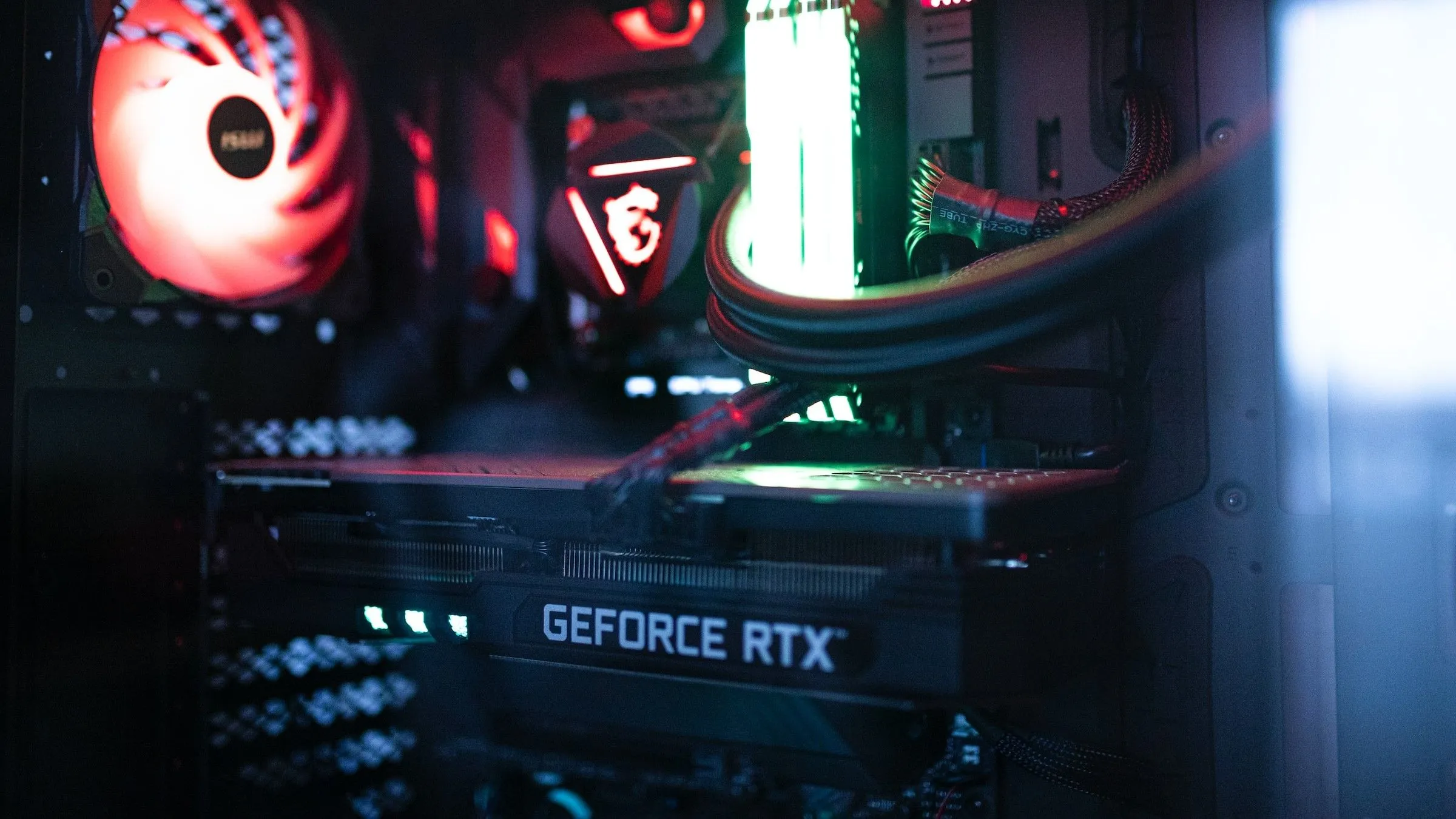 Card đồ họa NVIDIA được lắp đặt trong bộ PC gaming, thể hiện công nghệ và sức mạnh xử lý đồ họa mà GTX 1080 Ti từng mang lại cho game thủ.