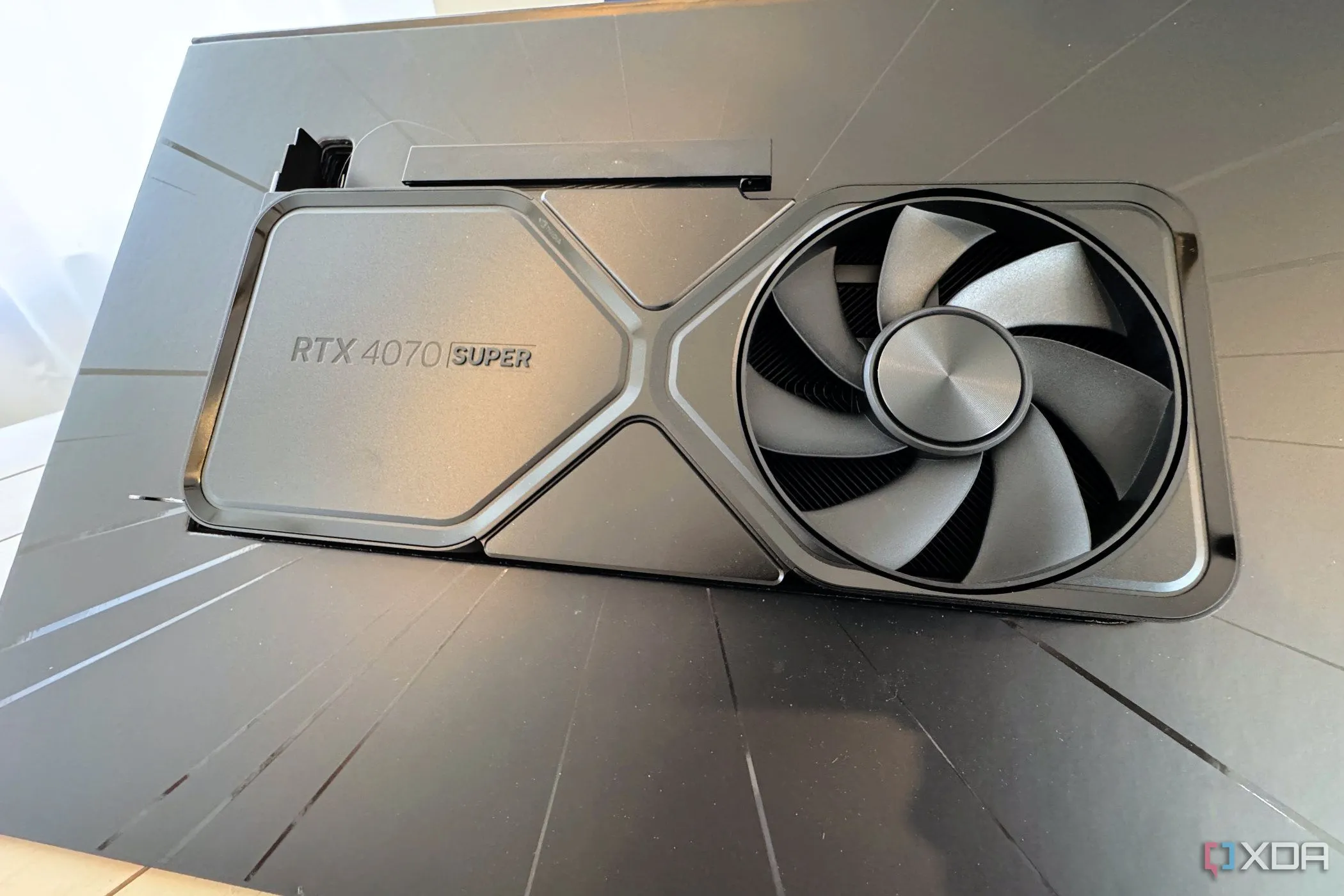 Card đồ họa Nvidia GeForce RTX 4070 Super Founders Edition được đặt trong hộp, minh họa cho thị trường GPU đã qua sử dụng