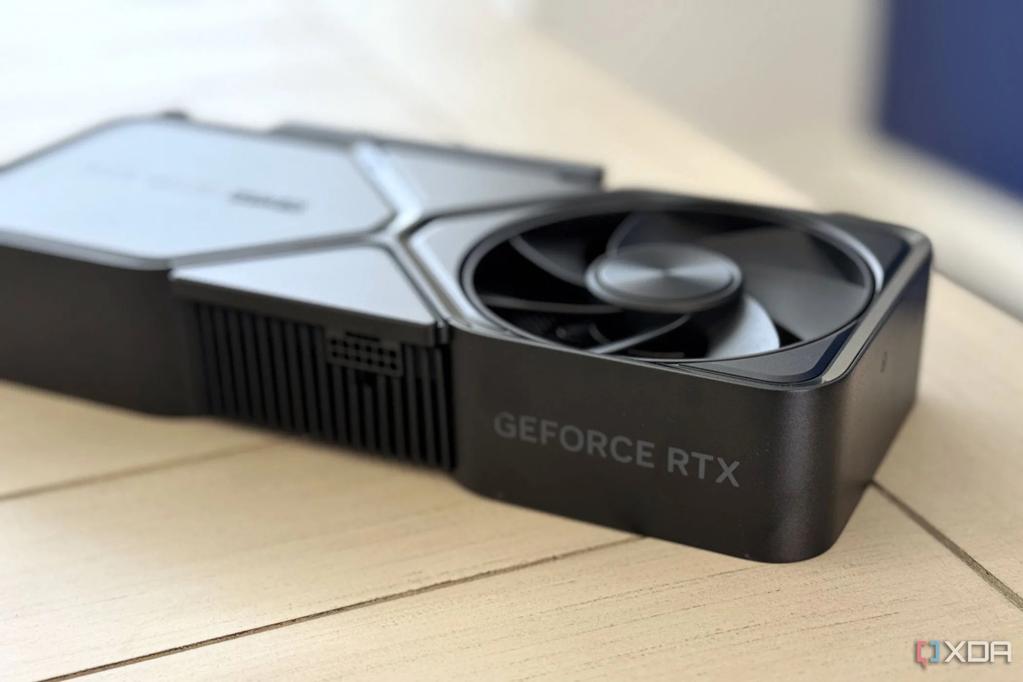 Card đồ họa Nvidia GeForce RTX 4070 SUPER Founders Edition, minh họa cho vấn đề dung lượng VRAM trên các GPU tầm trung.
