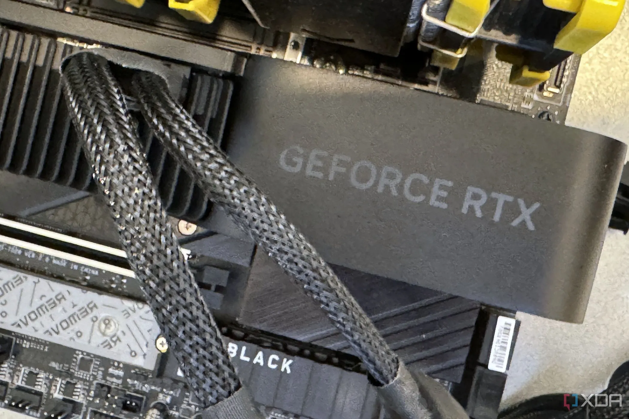 Card đồ họa NVIDIA GeForce RTX 4070 SUPER trên bo mạch chủ