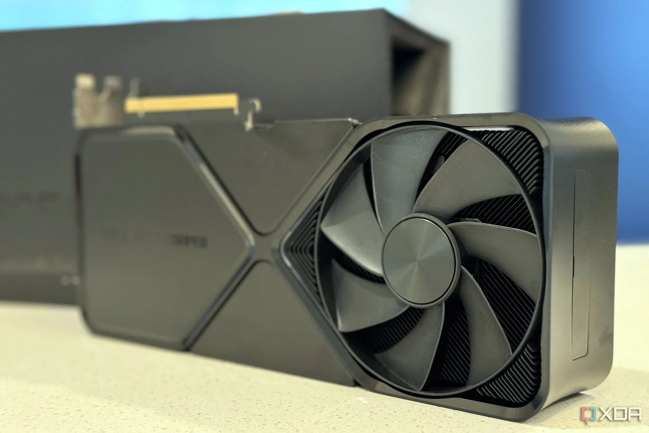 Card đồ họa Nvidia GeForce RTX 4080 Super FE đặt cạnh hộp đựng, minh họa cho việc quản lý driver và phần cứng