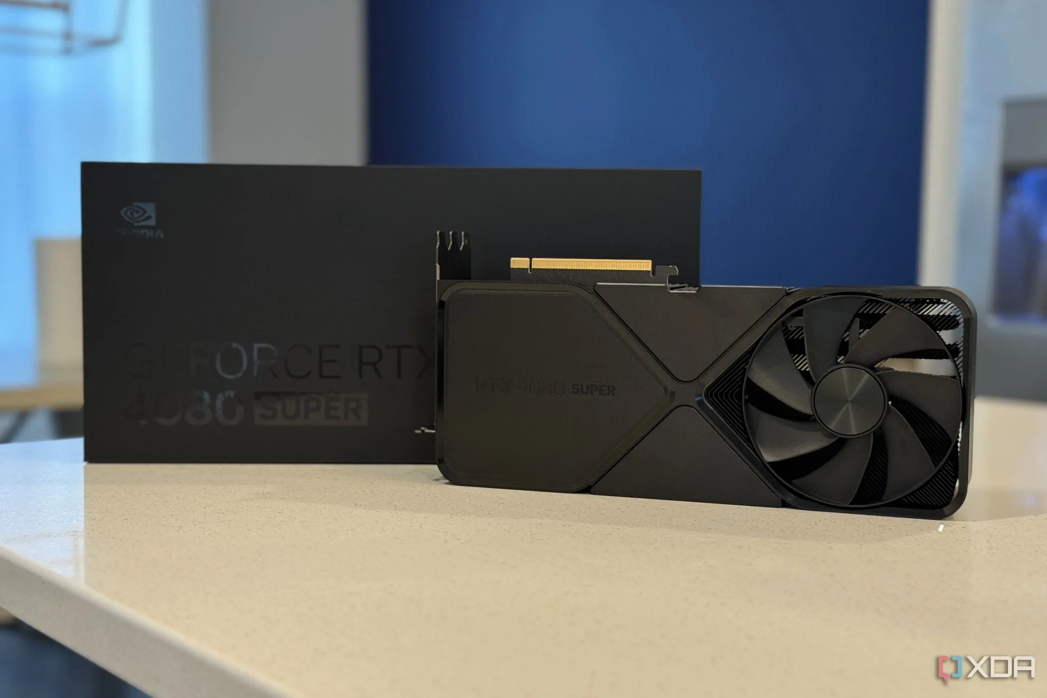 Card đồ họa Nvidia GeForce RTX 4080 SUPER FE và hộp đựng, minh chứng cho sự phát triển của phần cứng và phần mềm GPU