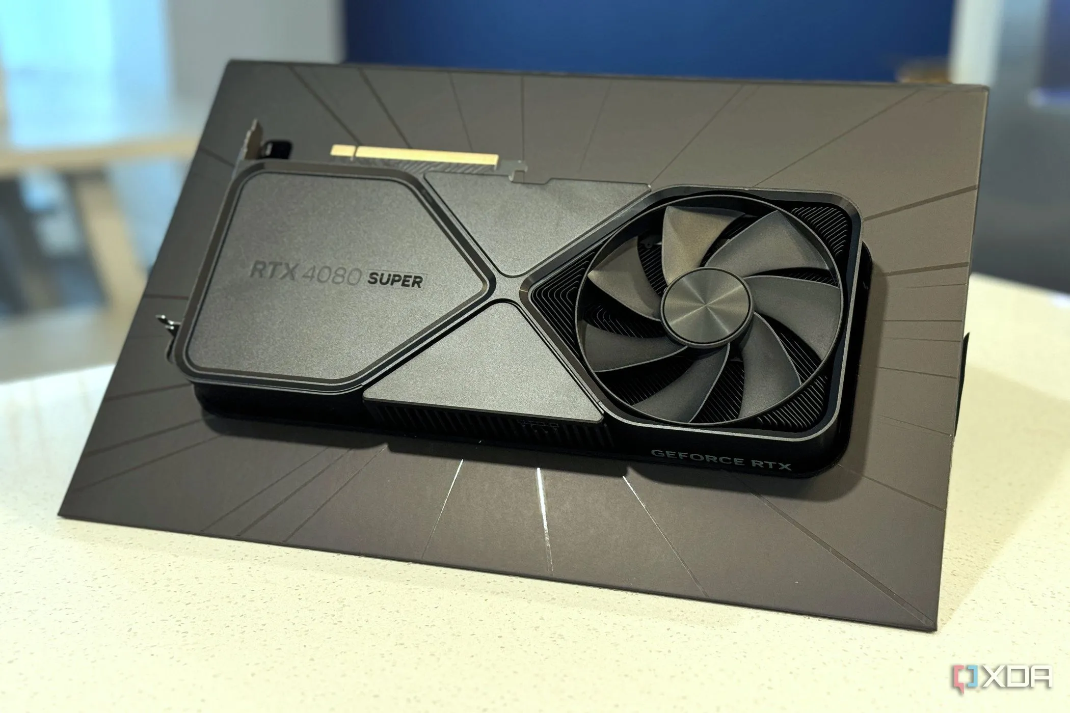 Card đồ họa Nvidia GeForce RTX 4080 Super Founders Edition được nhìn thấy trong hộp vận chuyển ban đầu