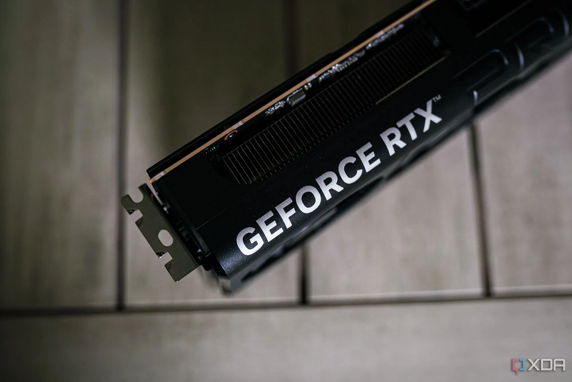 Card đồ họa NVIDIA GeForce RTX 5060, một thành phần quan trọng hỗ trợ công nghệ VRR giúp làm mượt trải nghiệm chơi game.