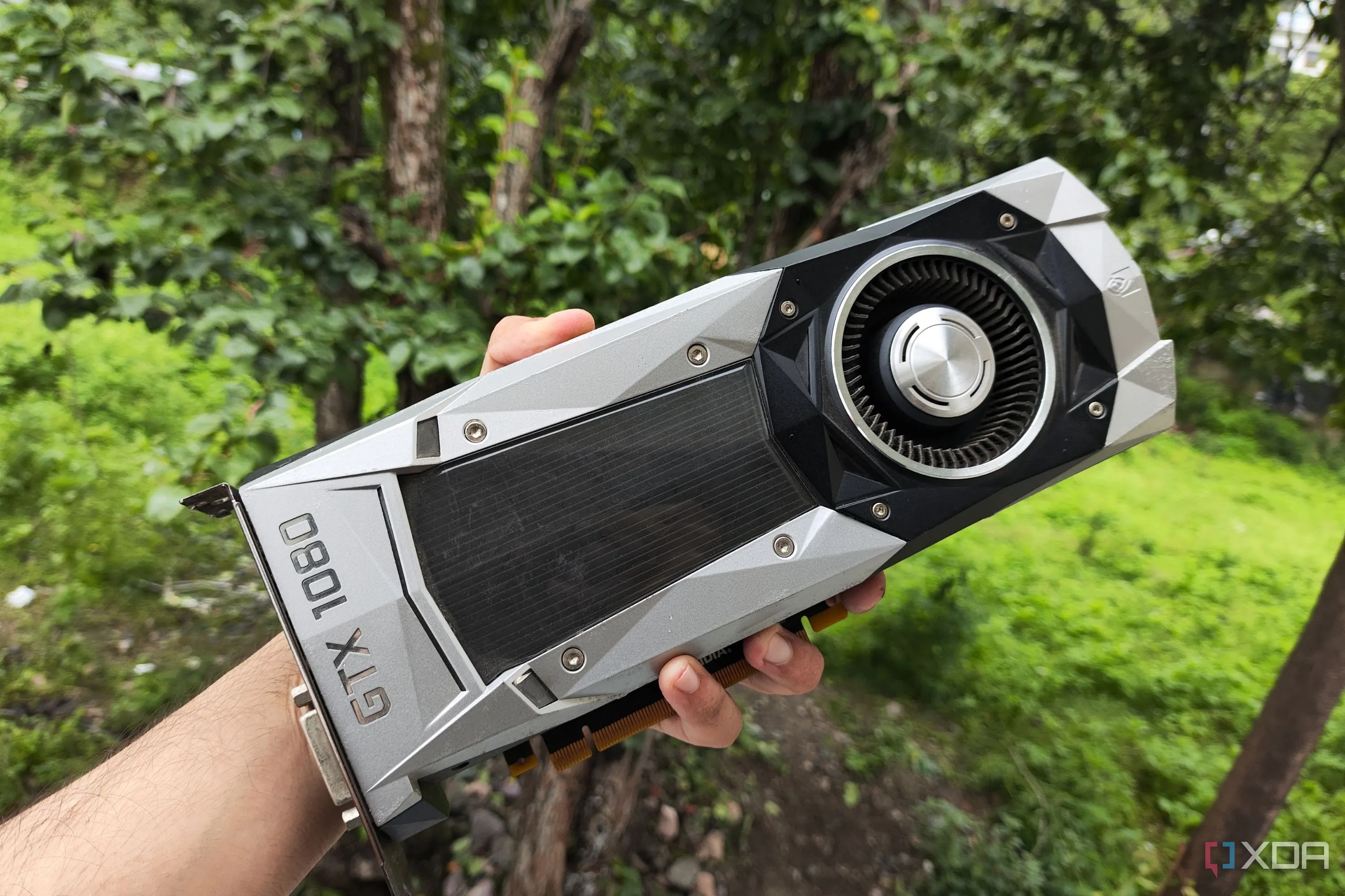 Card đồ họa NVIDIA GTX 1080, minh họa cho việc tối ưu hiệu suất GPU cũ