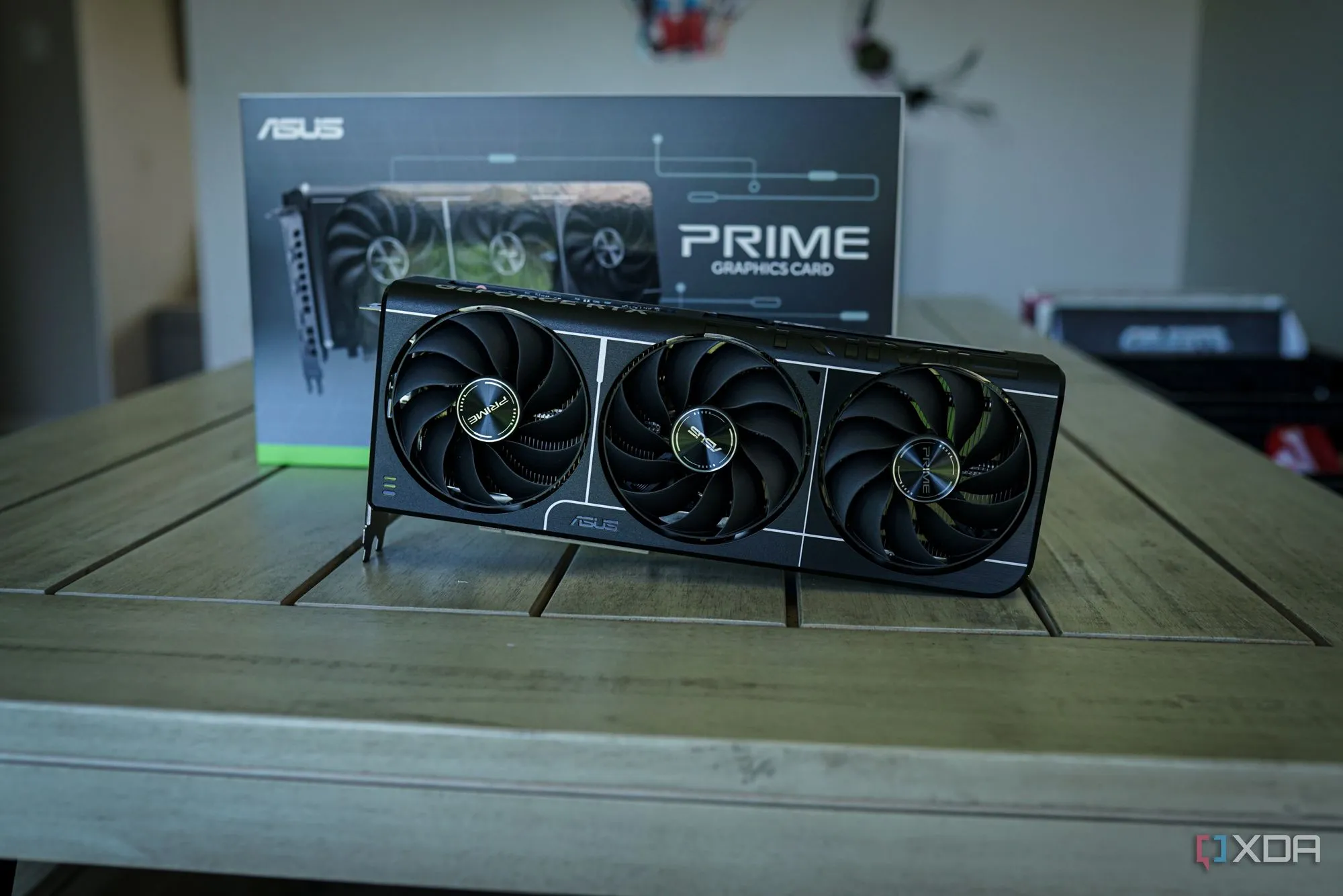 Card đồ họa Nvidia RTX 5060 Ti, minh họa cho thiết kế và kích thước của GPU thế hệ mới từ Nvidia.