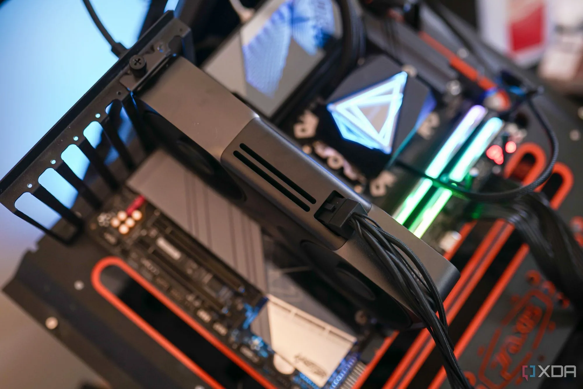 Card đồ họa Nvidia RTX 5070 được lắp đặt trên hệ thống test bench, thể hiện dòng GPU cao cấp bị Amazon giới hạn cho thành viên Prime