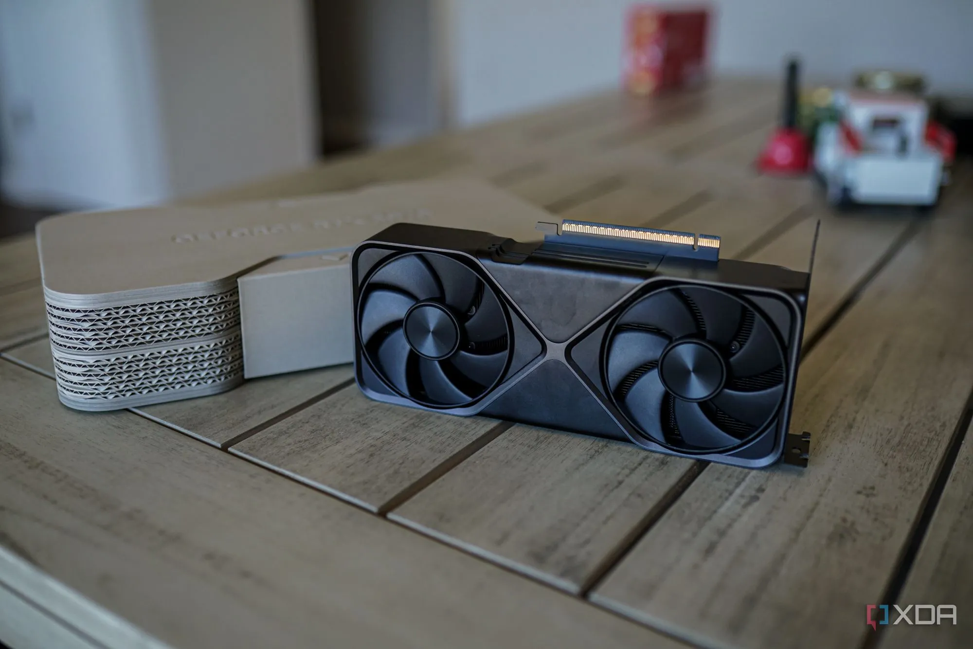 Card đồ họa Nvidia RTX 5070 với quạt tản nhiệt hướng ra ngoài, biểu tượng cho nhu cầu GPU cao cấp
