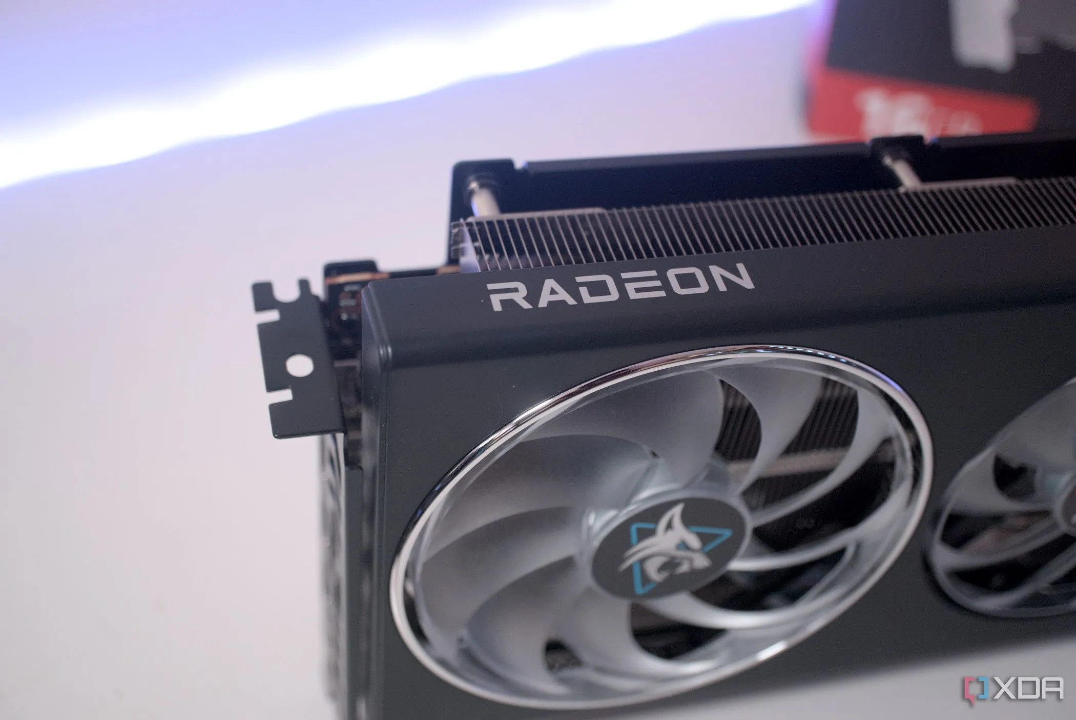Card đồ họa PowerColor Hellhound Radeon RX 7900 GRE với thiết kế đặc trưng của dòng GPU AMD Radeon