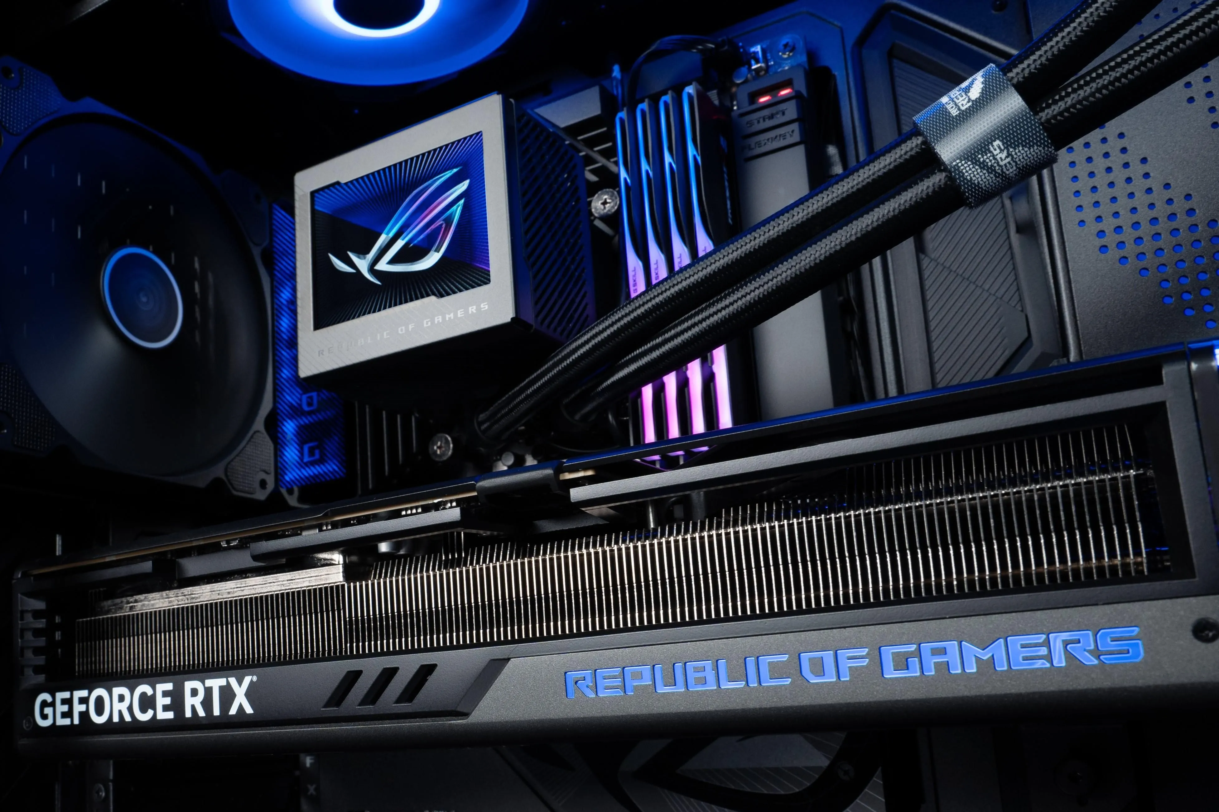 Card đồ họa ROG Strix RTX 4090 BTF phiên bản đặc biệt, cho thấy sự đa dạng của thị trường GPU cao cấp.