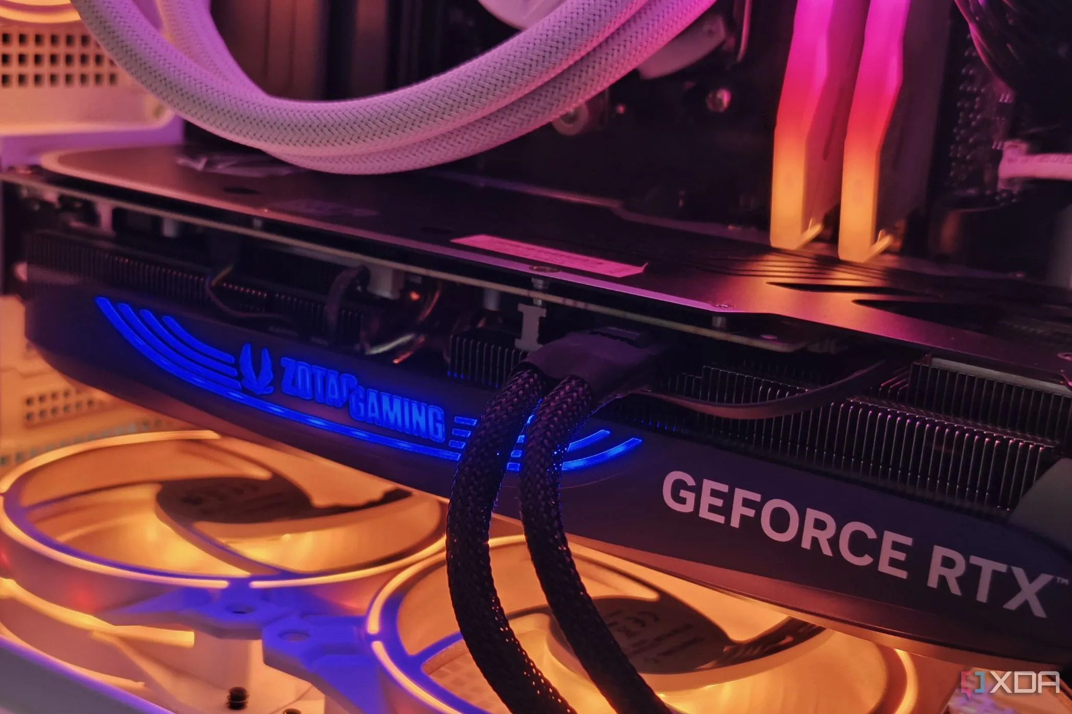 Card đồ họa Zotac Gaming GeForce RTX 4070 Super Trinity Black Edition được lắp đặt trong máy tính