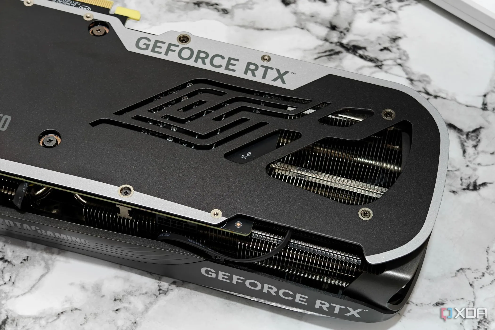 Card đồ họa Zotac Gaming GeForce RTX 4070 Super Trinity Black Edition với bộ tản nhiệt lớn, gợi ý tầm quan trọng của keo tản nhiệt cho cả GPU.