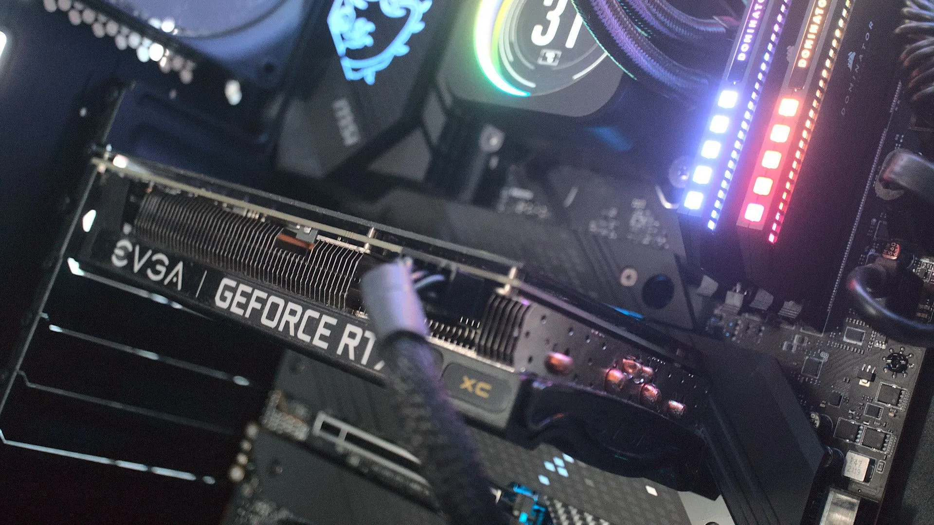 Card màn hình EVGA Nvidia RTX 3060 Ti được lắp trong thùng máy tính PC