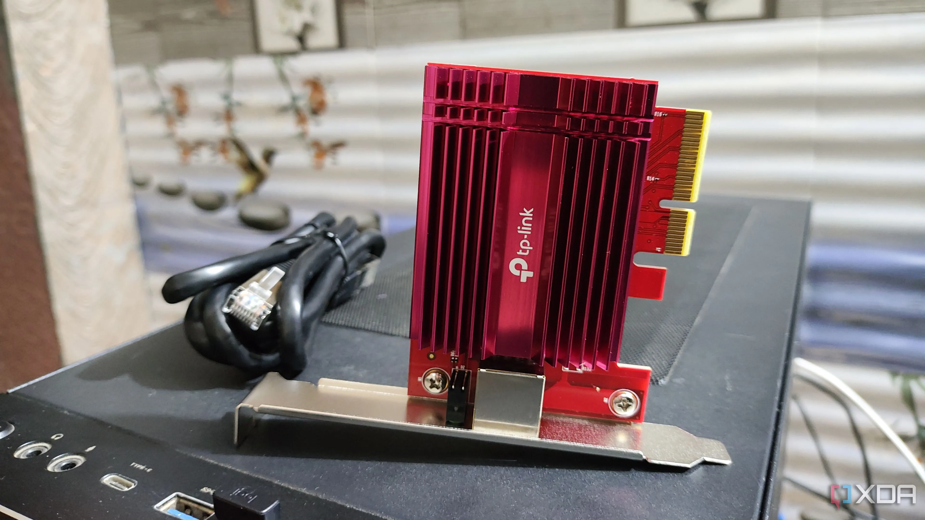 Card mạng 10GbE NIC đặt trên vỏ case PC, sẵn sàng để nâng cấp tốc độ mạng